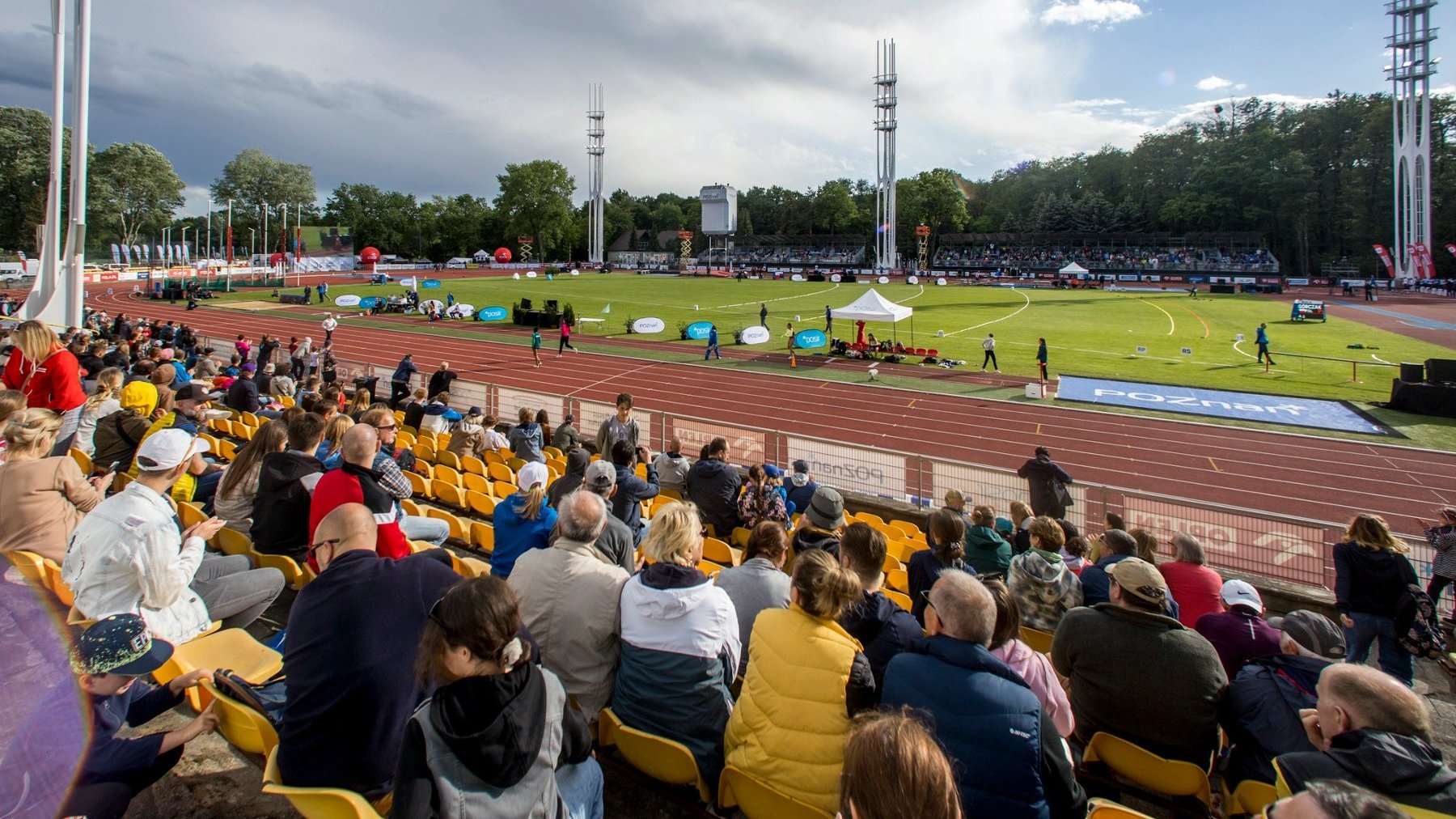 Publiczność oglądająca zmagania lekkoatletów na Golęcinie