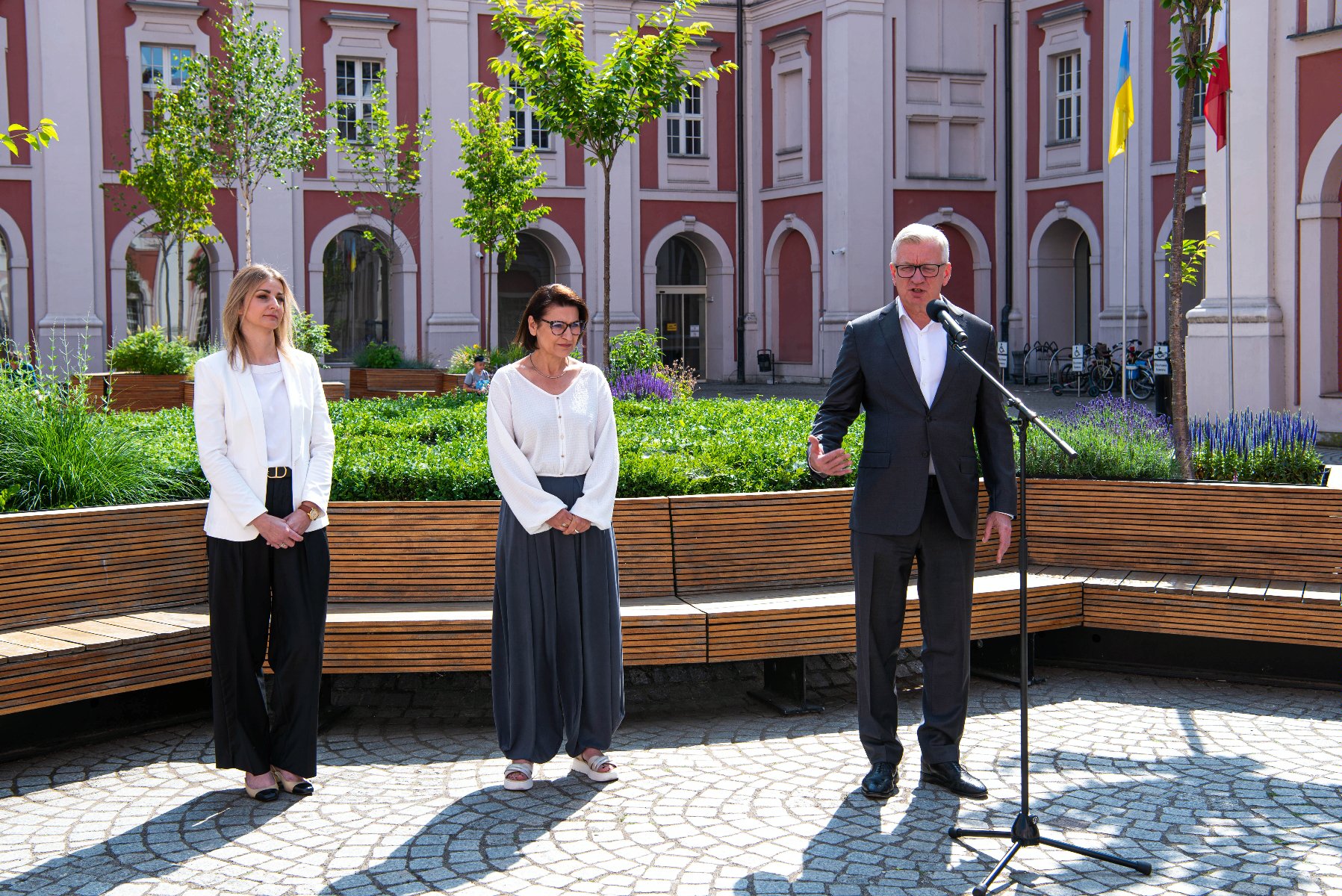 Galeria zdjęc z konferencji prasowej prezydenta miasta, radnej oraz wicedyrektorki szkoły na wolnym dziedzińcu UMP - grafika artykułu