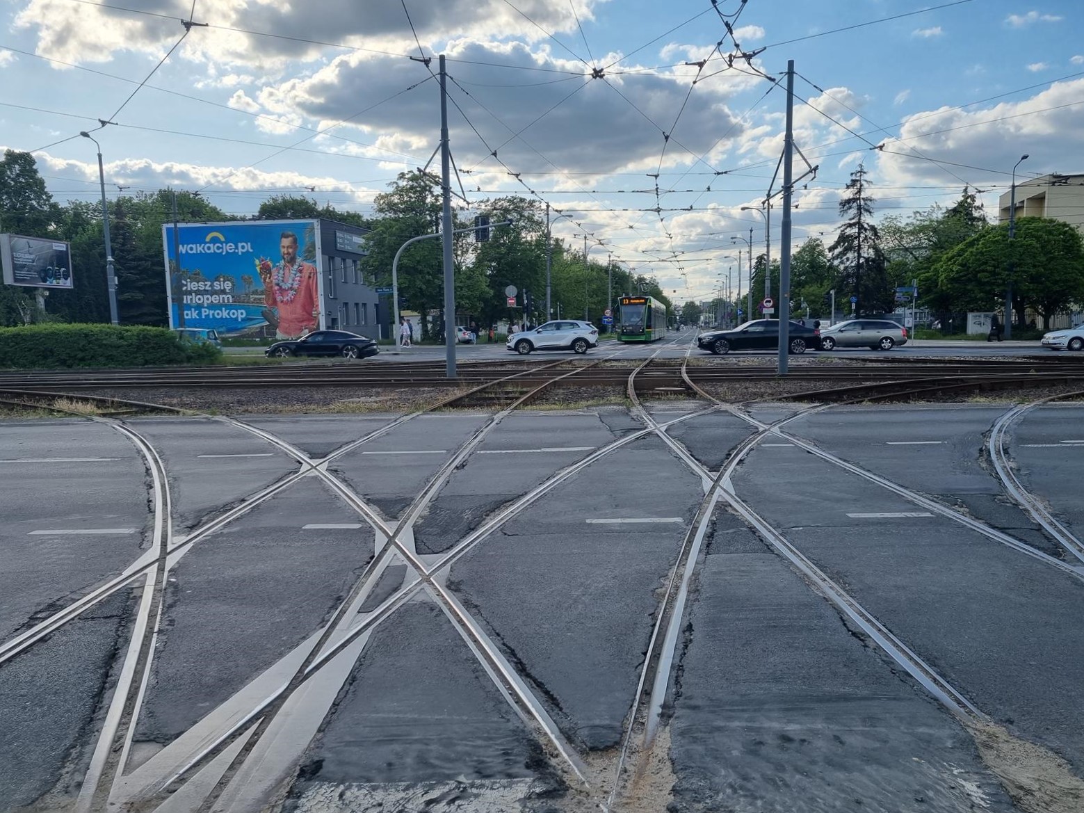 Zniszczone łuki torowiska - widok na strzyżowanie. Na wprost, w tle, tramwaj. - grafika artykułu