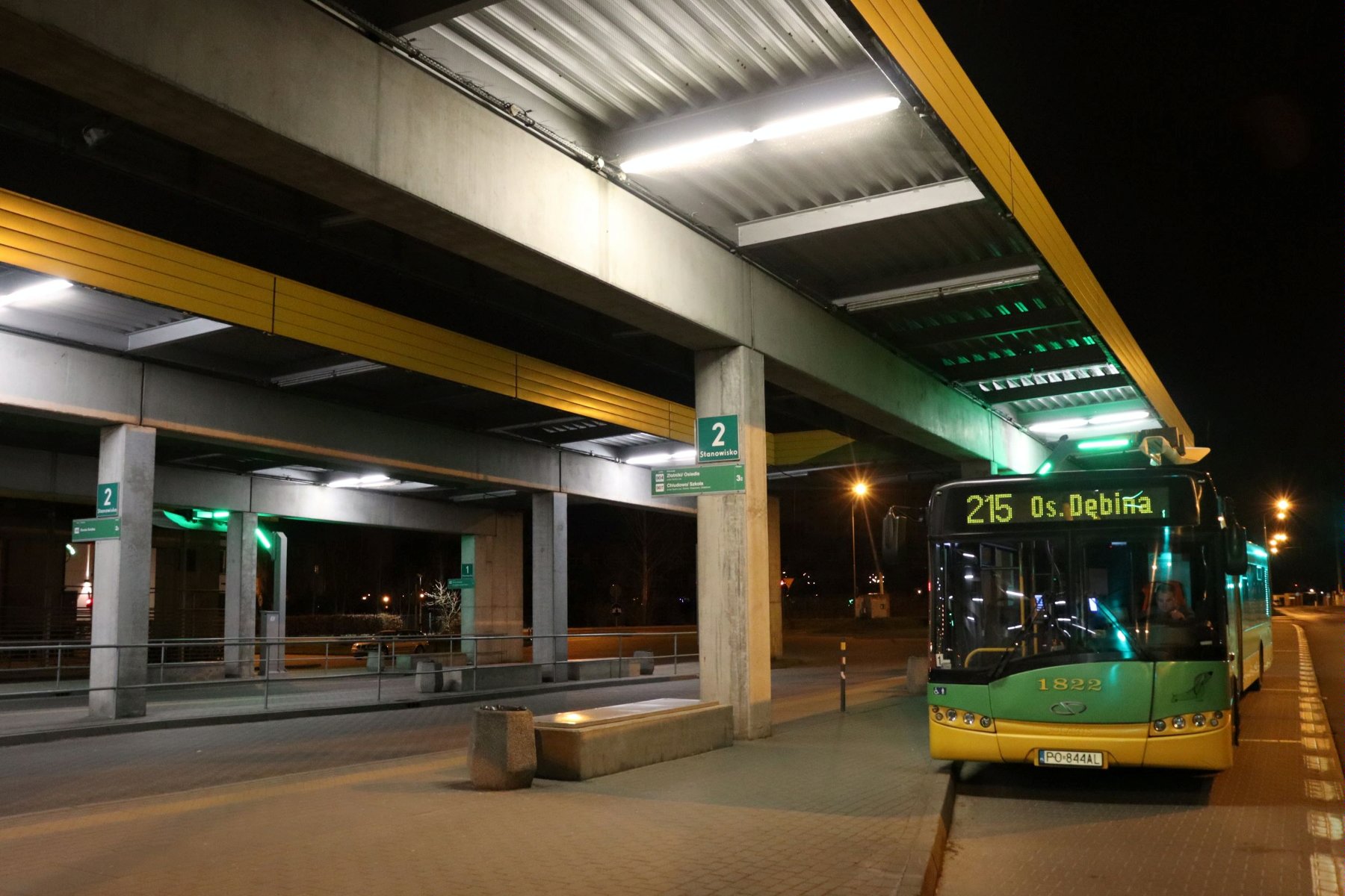 Galeria zdjęć przedstawia autobus linii 215 i zajezdnię autobusową. - grafika artykułu