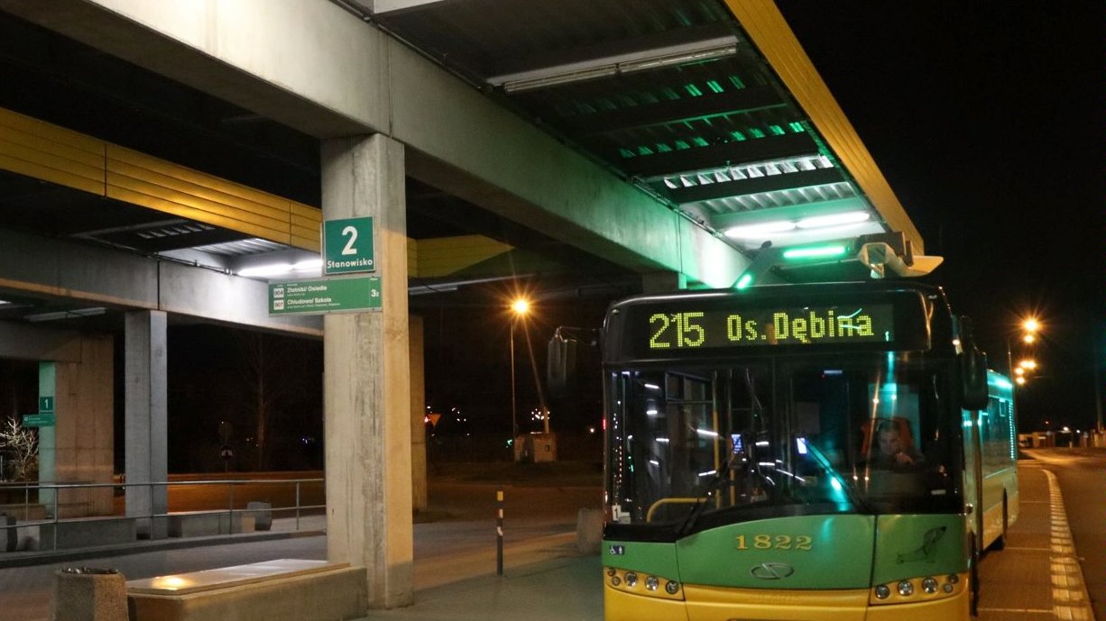 Galeria zdjęć przedstawia autobus linii 215 i zajezdnię autobusową.