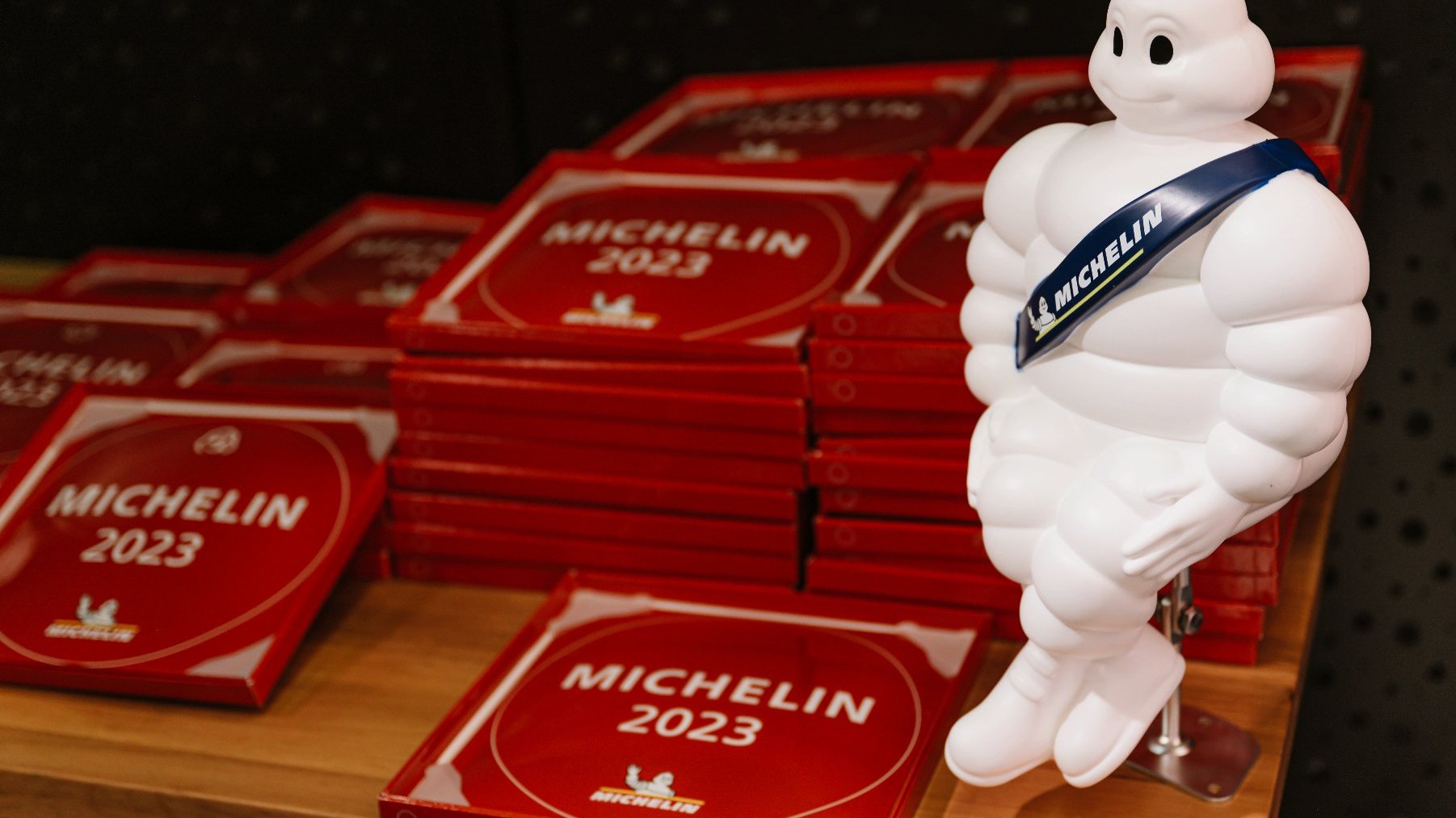 Na zdjęciu plakiety Michelin, obok nich charakterystyczny biały "ludzik", symbol firmy