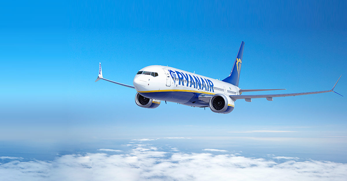 Lecący pośród chmur samolot Ryanair - grafika artykułu