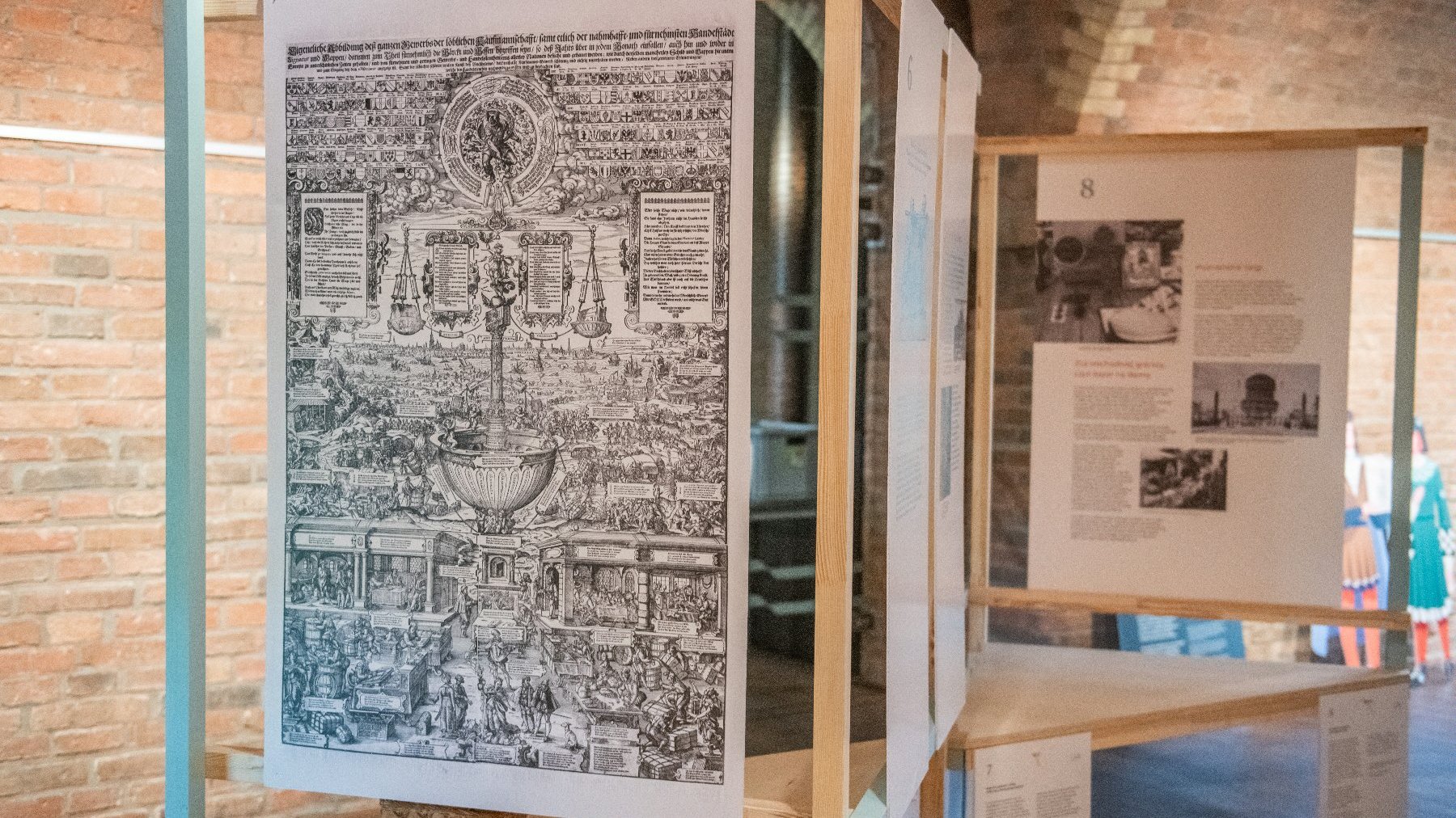 Na zdjęciu fragment ekspozycji: rama, a w niej kopia starej grafiki