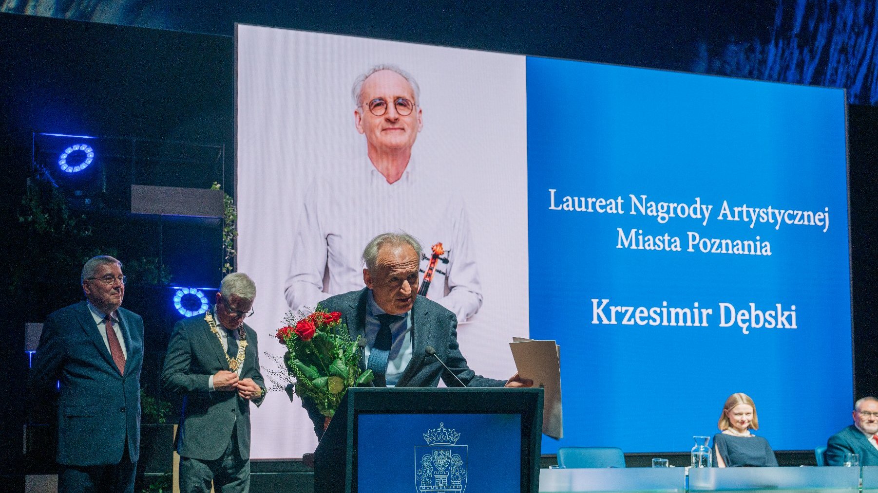 Na zdjęciu Krzesimir Dębski przy mikrofonie