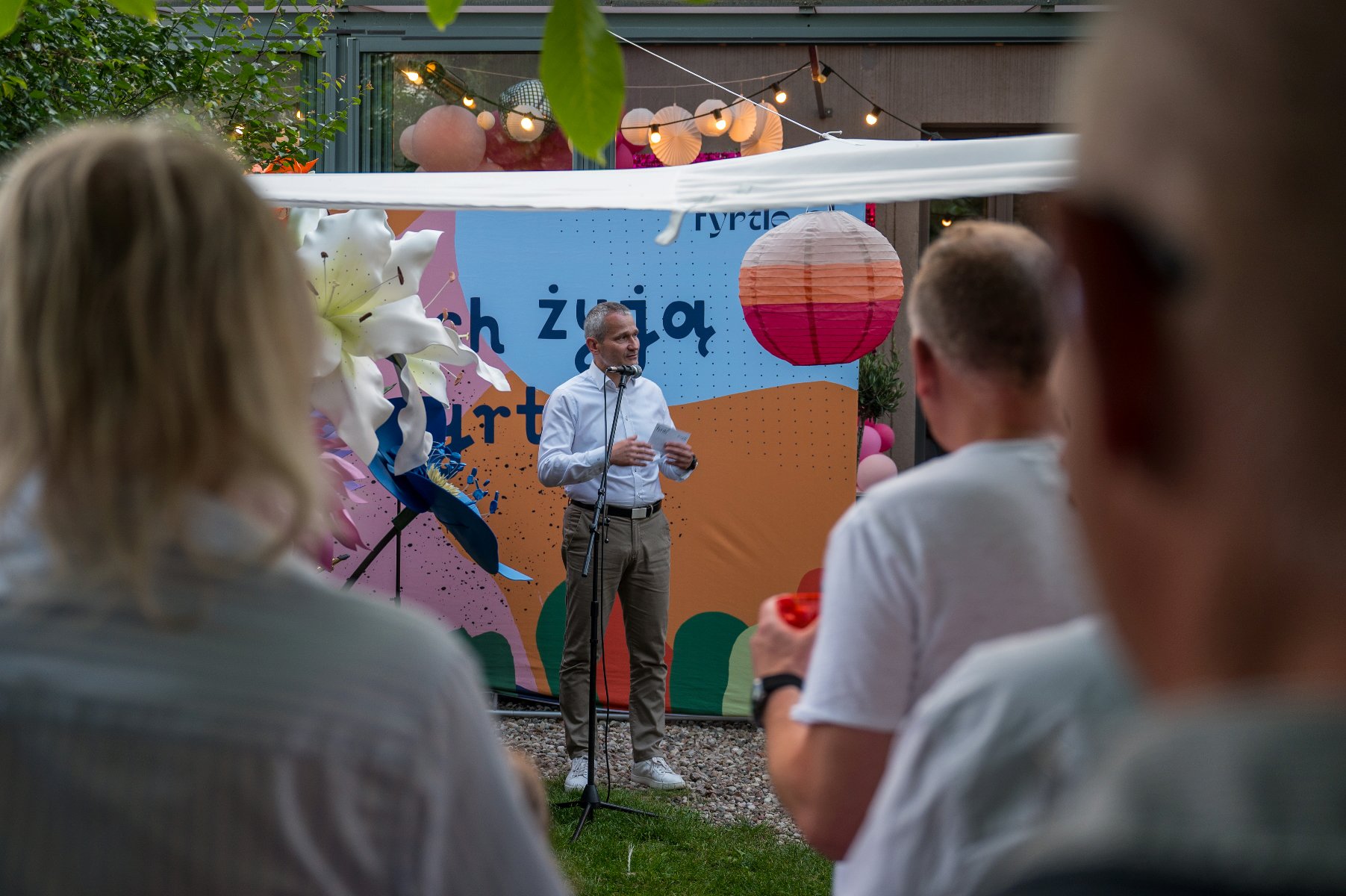 |Na zdjęciu zastępca prezydenta Poznania przy mikrofonie, otwierający festiwal - grafika artykułu
