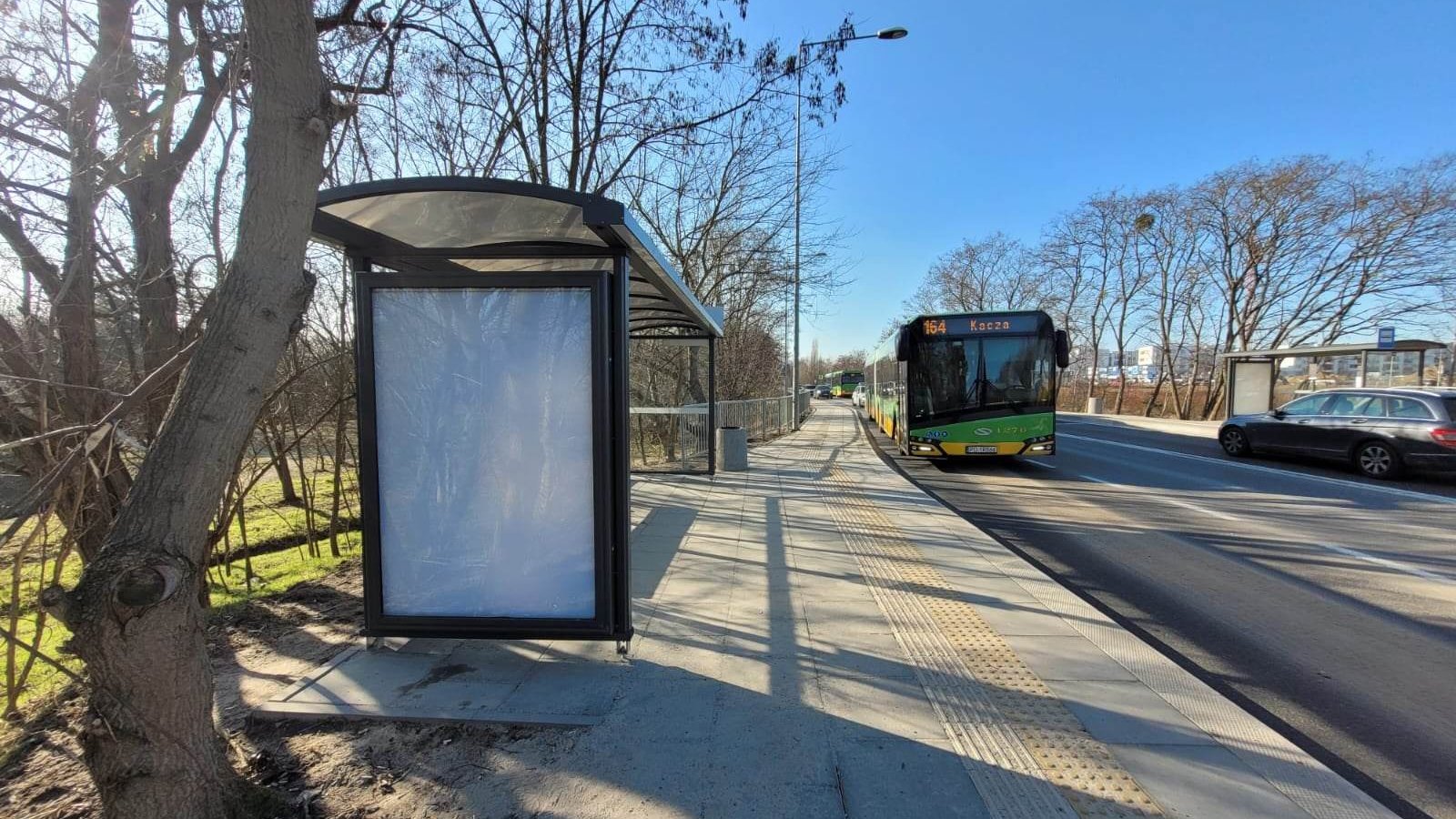 Przystanek "Literacka" i podjeżdżający do niego zielony autobus