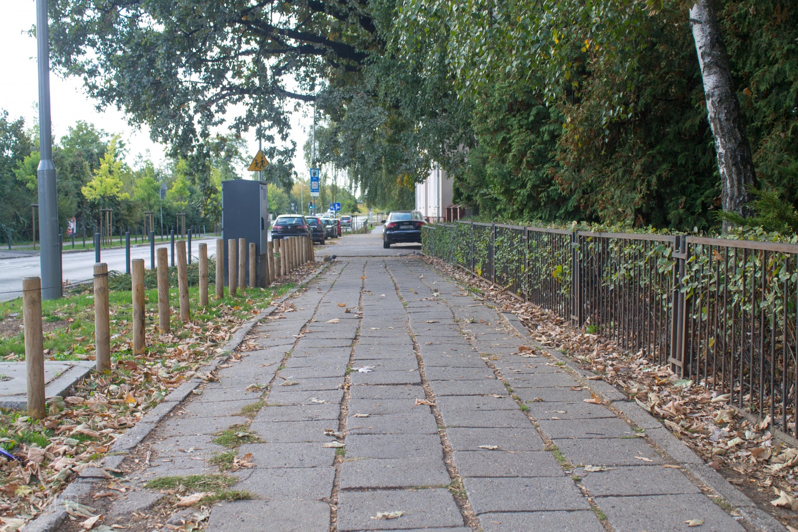 Chodnik przy ul. Dmowskiego, gdzie powstanie nowa droga rowerowa - grafika artykułu