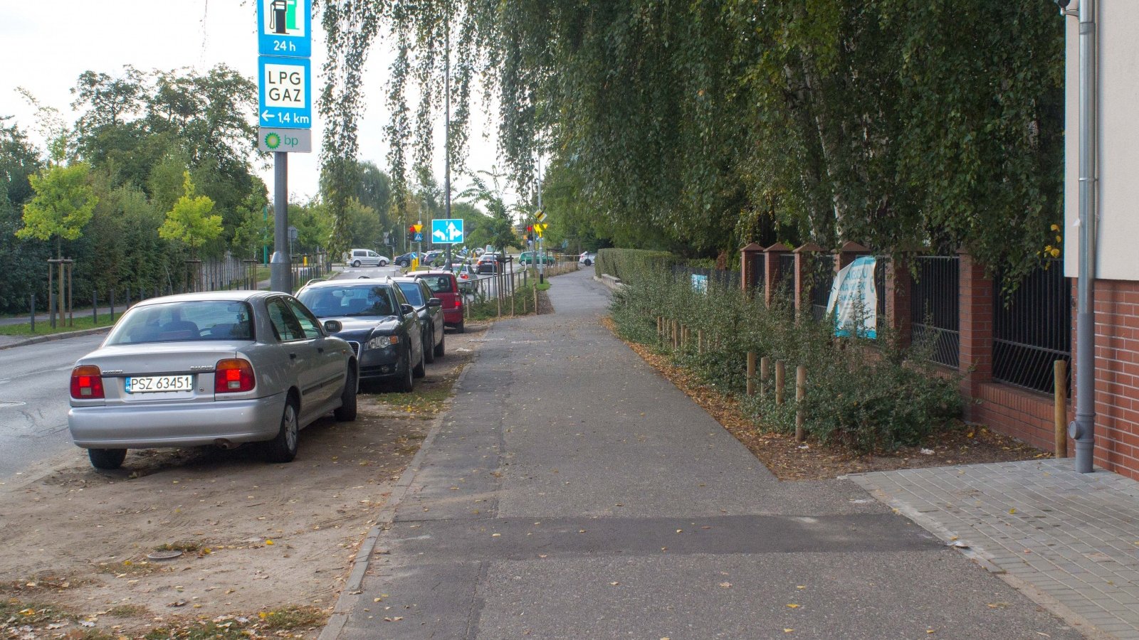 Chodnik przy ul. Dmowskiego, gdzie powstanie nowa droga rowerowa