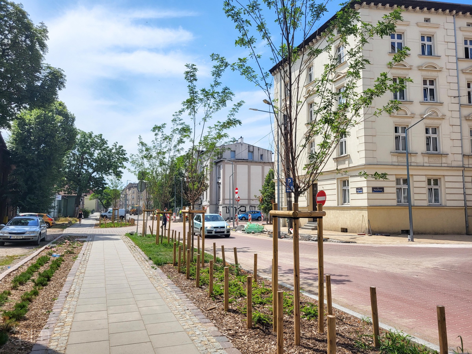 Galeria zdjęć przedstawia ulicę Kolejową. Na zdjęciach widać nowy bruk i nawierzchnię, a także nowe nasadzenia - drzewa i krzewy. - grafika artykułu