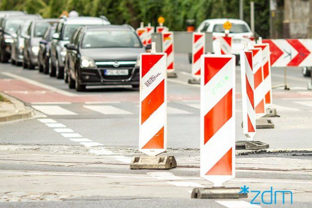 Na zdjęciu zwężenie jezdni, widać oznakowanie, w tle samochody - grafika artykułu