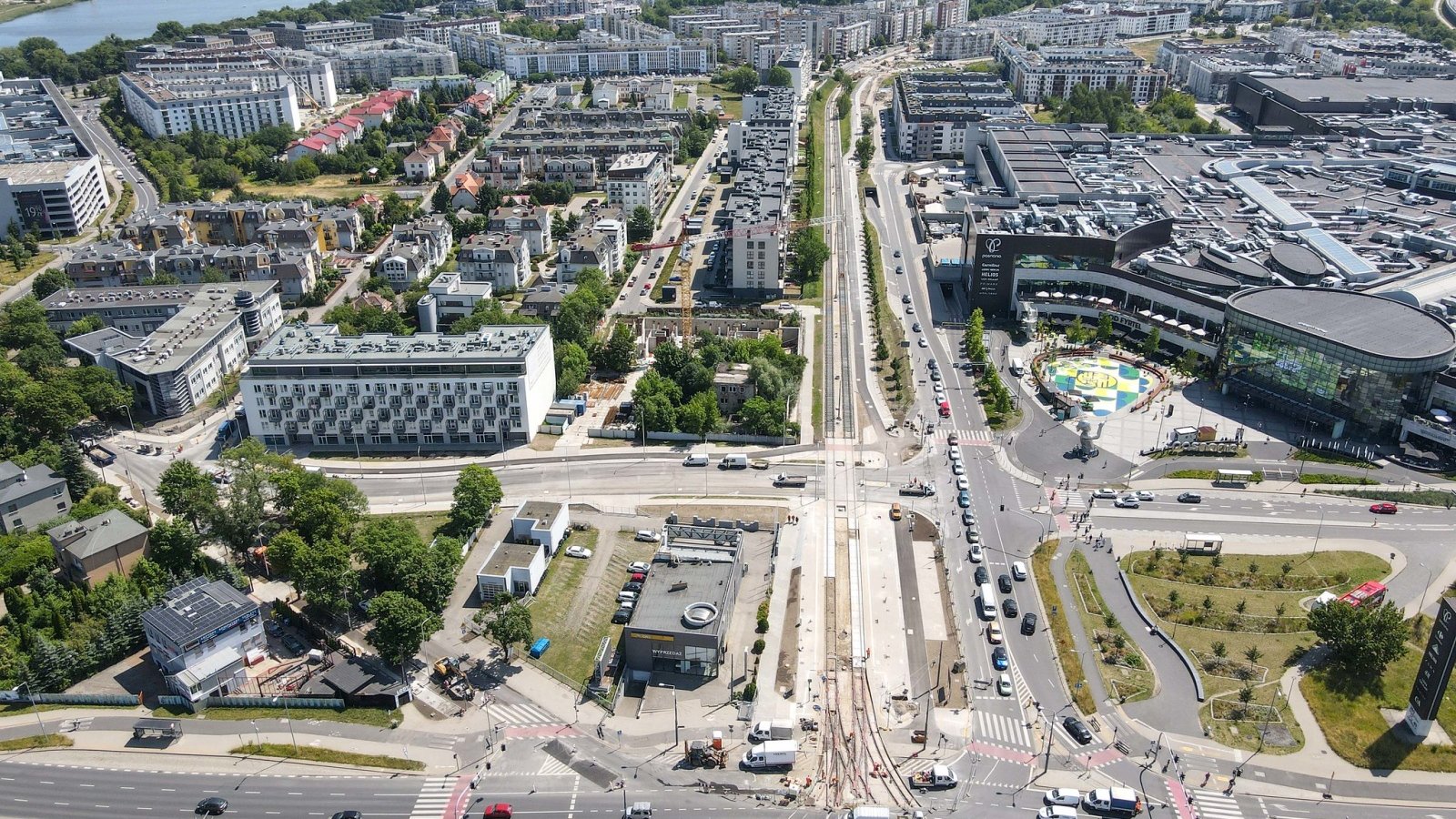 Widok z góry na miasto i remontowaną drogę