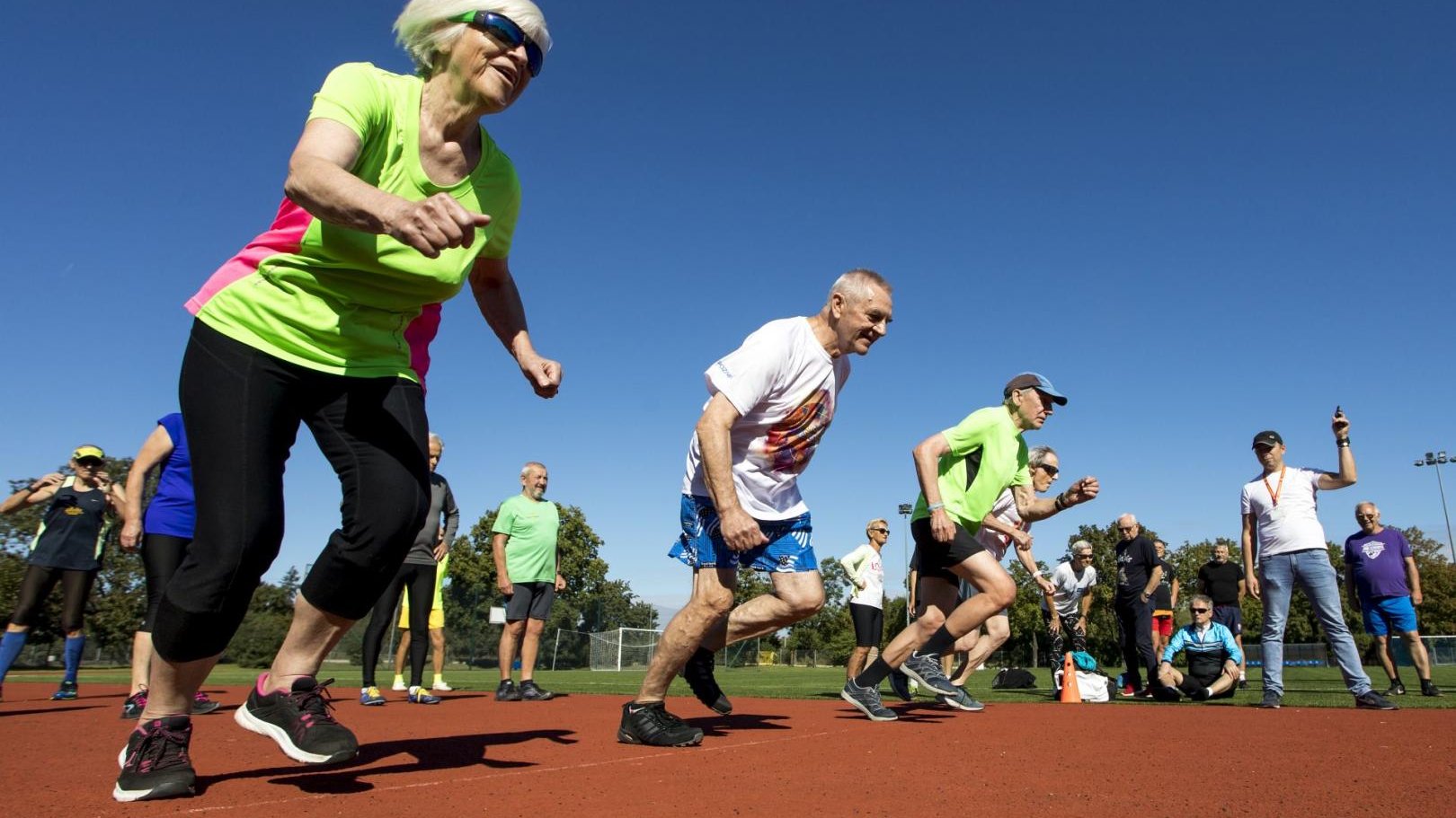 Na zdjęciu seniorzy startujący do biegu