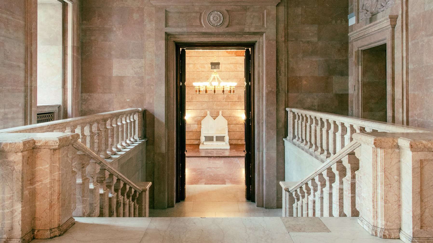 Na zdjęciu zabytkowe schody w CK Zamek