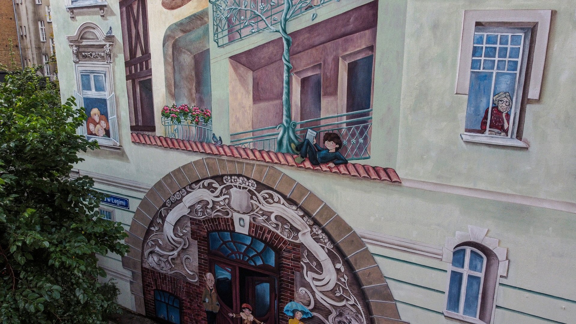 Galeria zdjęć przedstawia mural jeżycjady