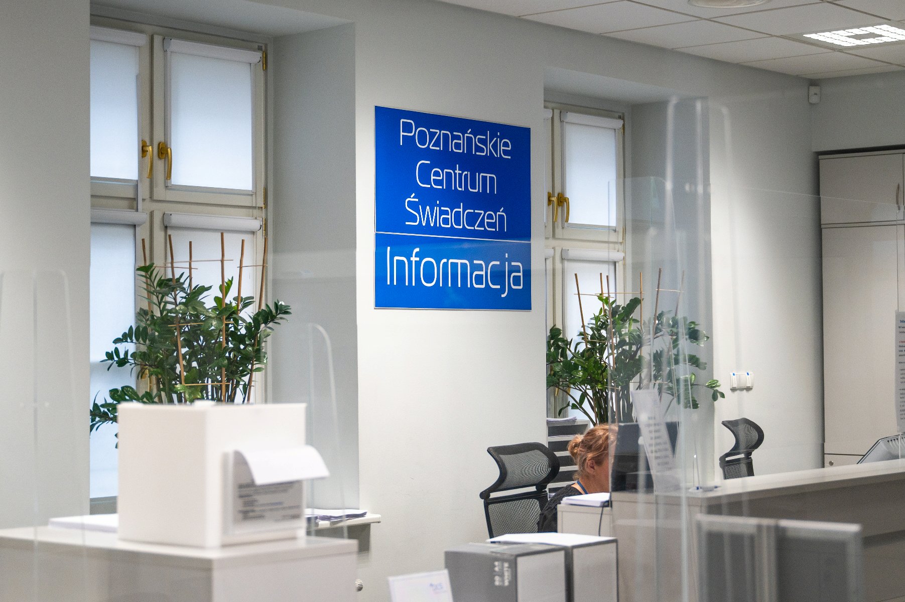 Galeria zdjęć przedstawia salę obsługi klienta w Poznańskim Centrum Świadczeń. - grafika artykułu