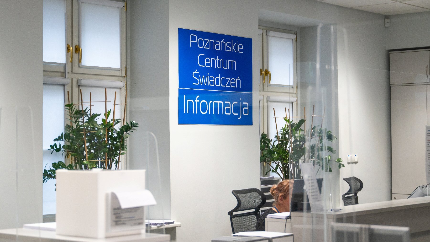 Galeria zdjęć przedstawia salę obsługi klienta w Poznańskim Centrum Świadczeń.