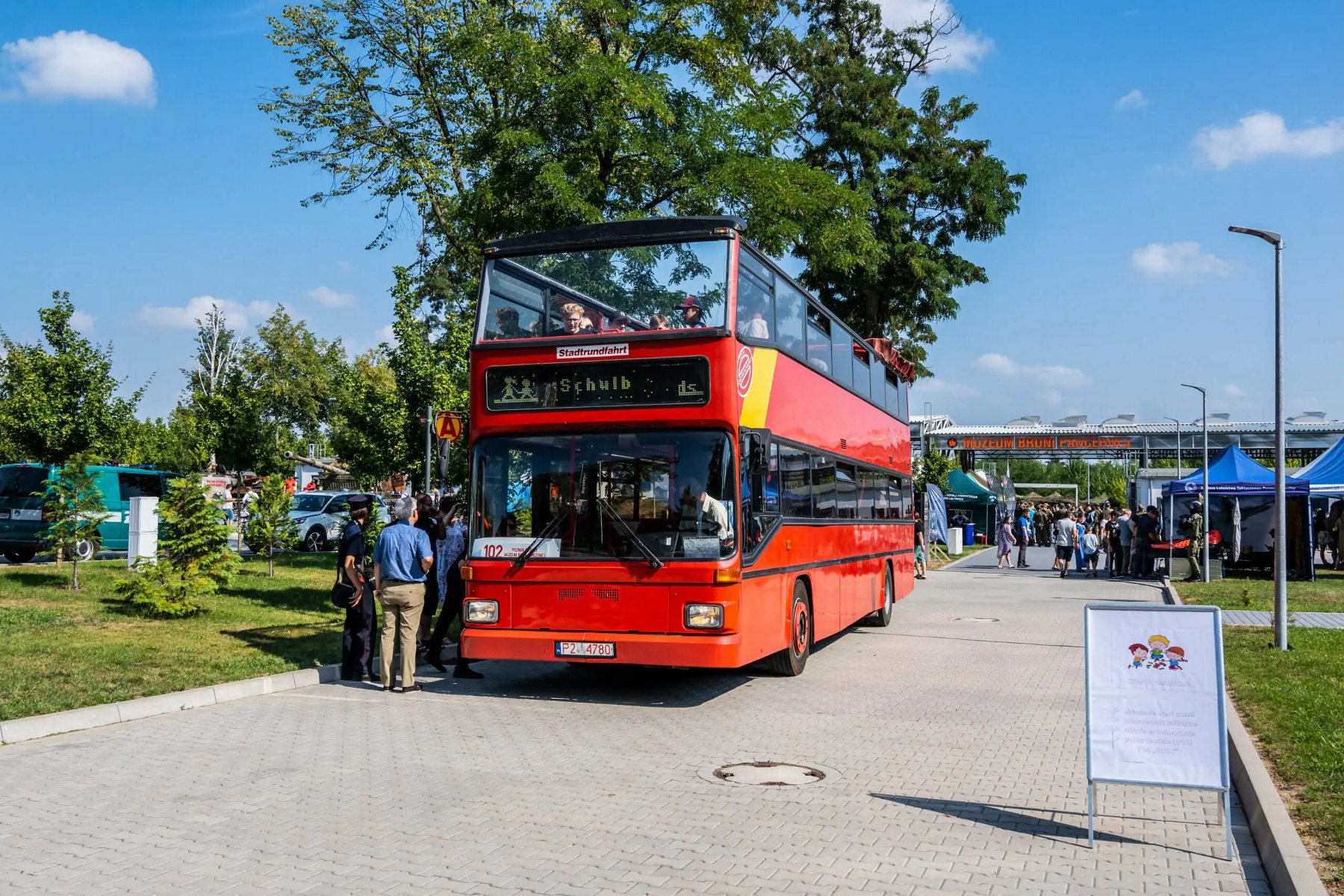 Czerwony autobus piętrowy - grafika artykułu