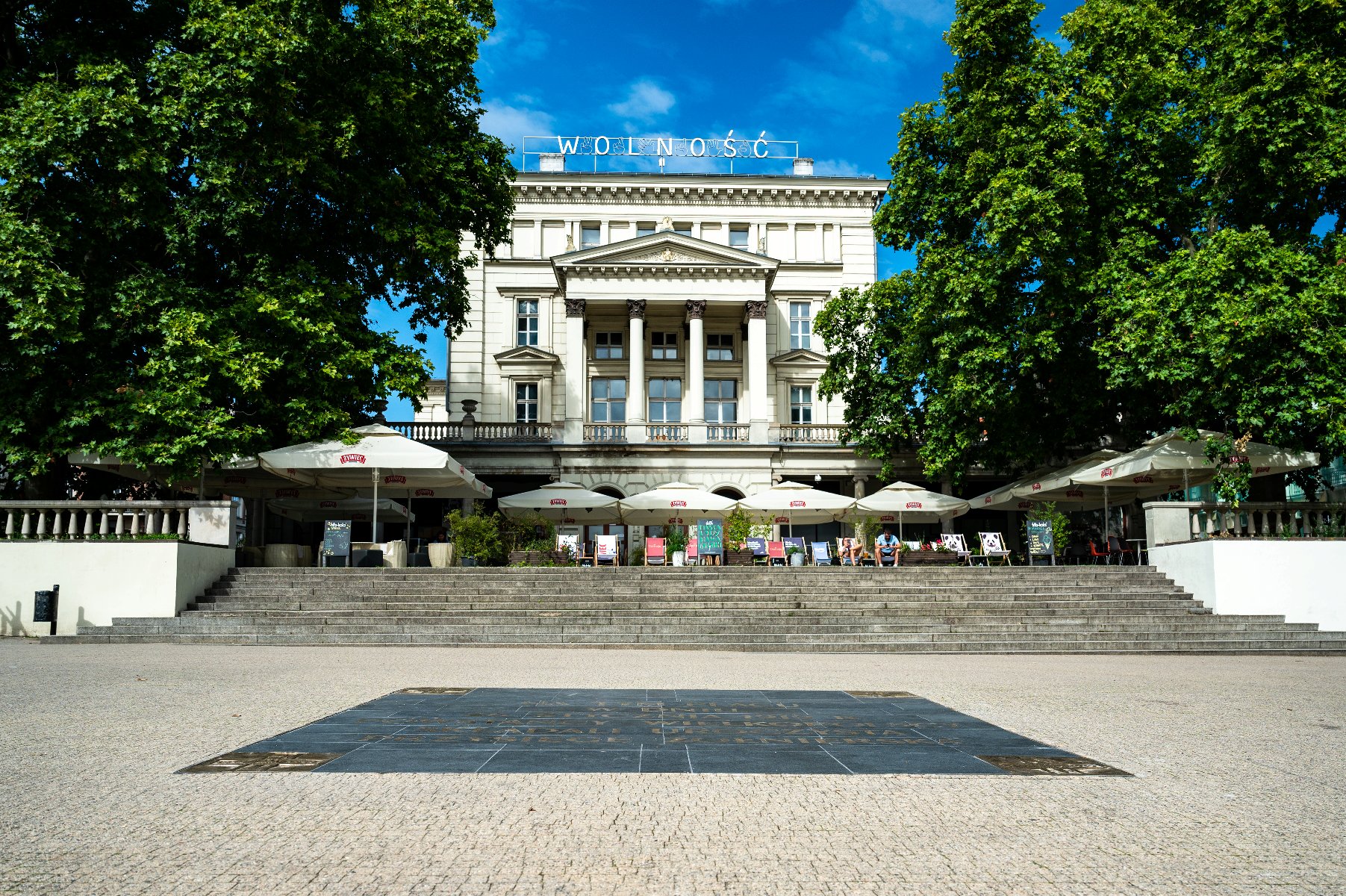 Zdjęcie przedstawia płytę upamiętniającą Powstańców Wielkopolskich. - grafika artykułu