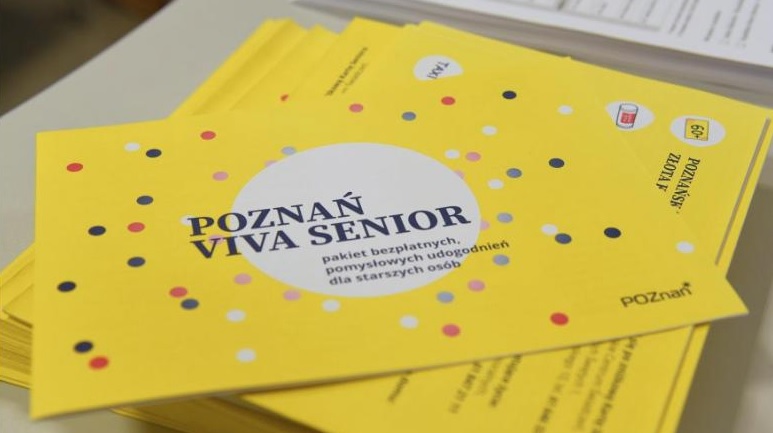 Na zdjęciu zbiór żółtych ulotek z napisem Poznań Viva Senior - grafika artykułu