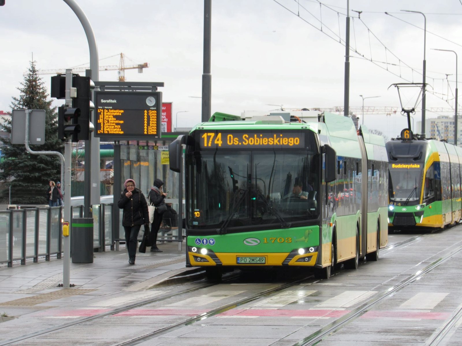 Autobus i tramwaj na przystanku podwójnym "Serafitek" - grafika artykułu