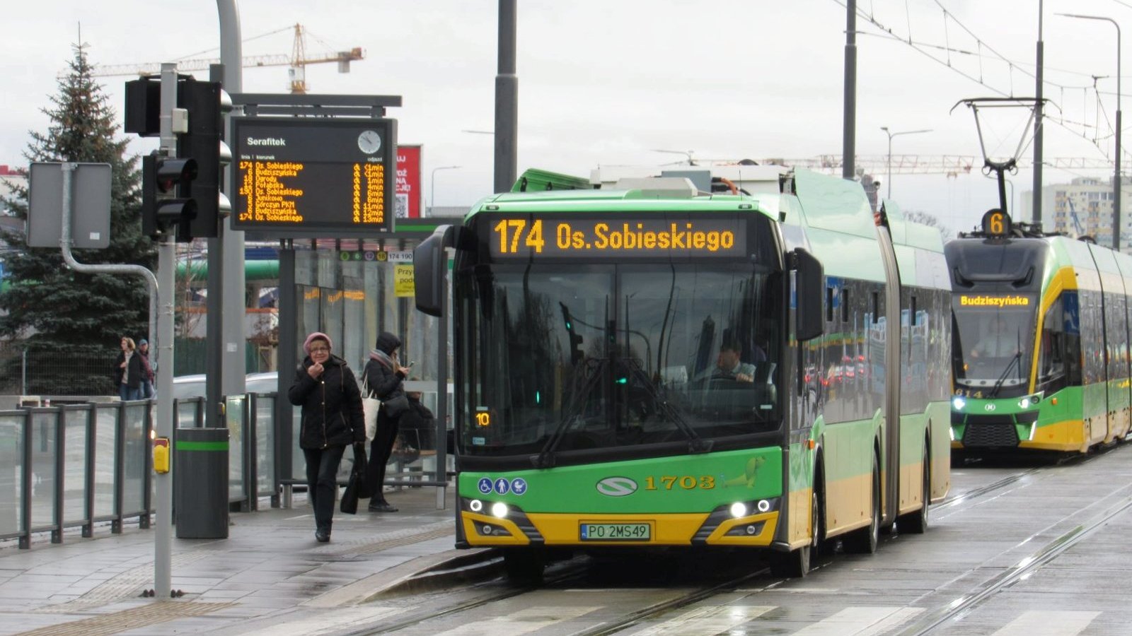 Autobus i tramwaj na przystanku podwójnym "Serafitek"