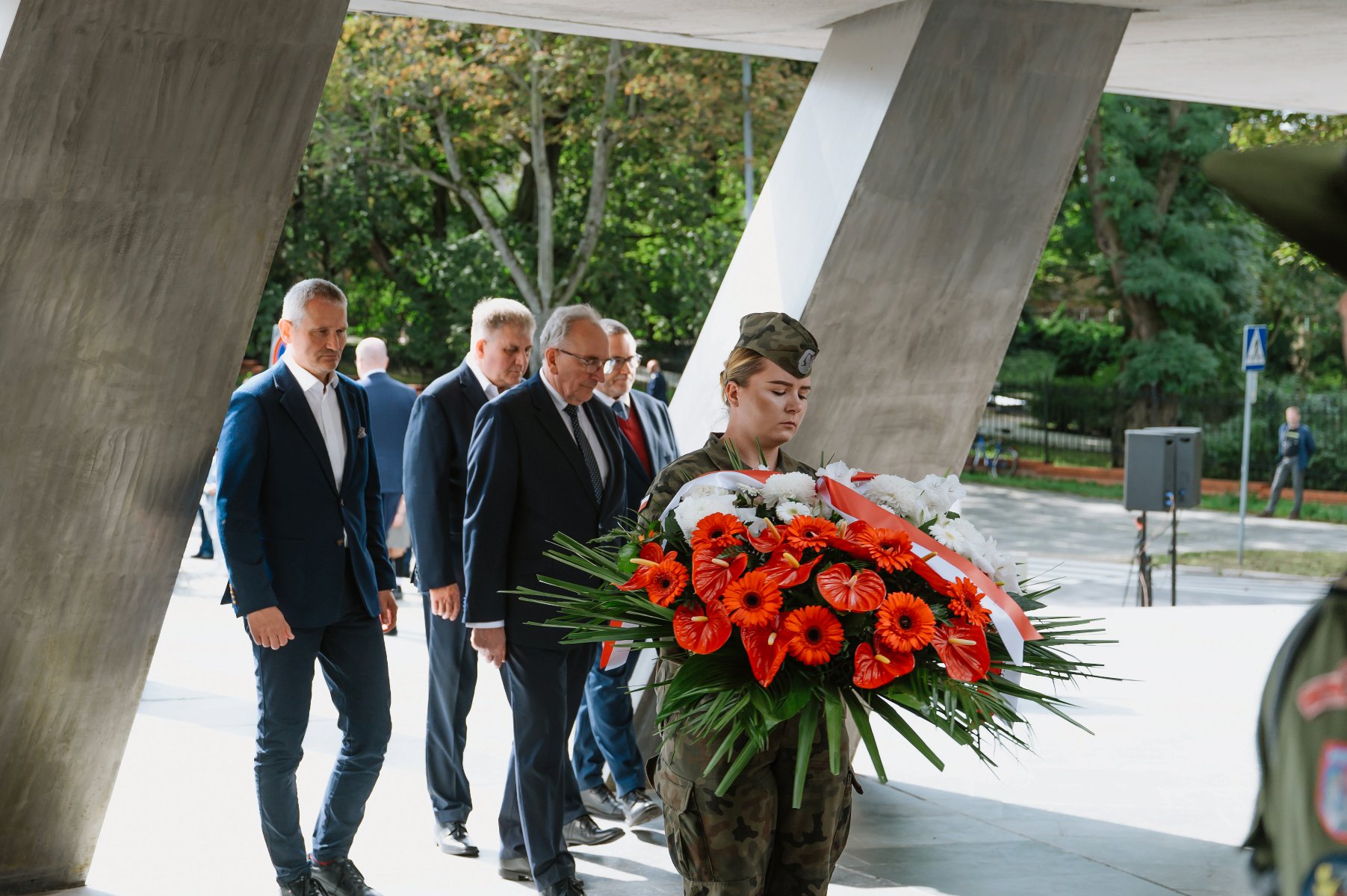 Galeria zdjęć ze składania kwiatów z okazji 84. rocznicy wybuchu II wojny światowej - grafika artykułu