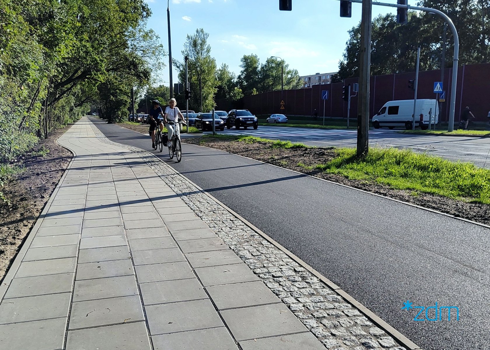 Rowerzyści na nowej drodze wzdłuż ul. Dolna Wilda. Obok odnowiony chodnik - grafika artykułu