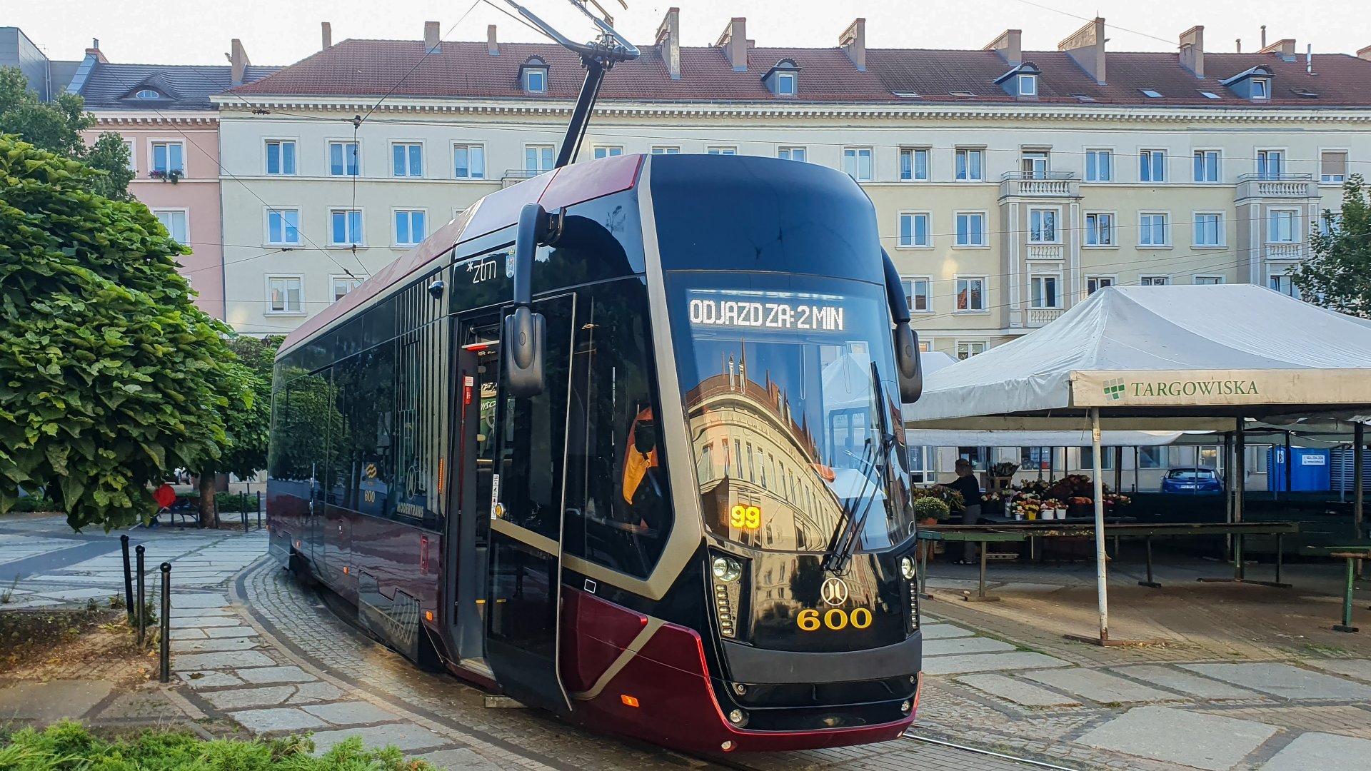 Na zdjęciu tramwaj stojący na placu Wielkopolskim