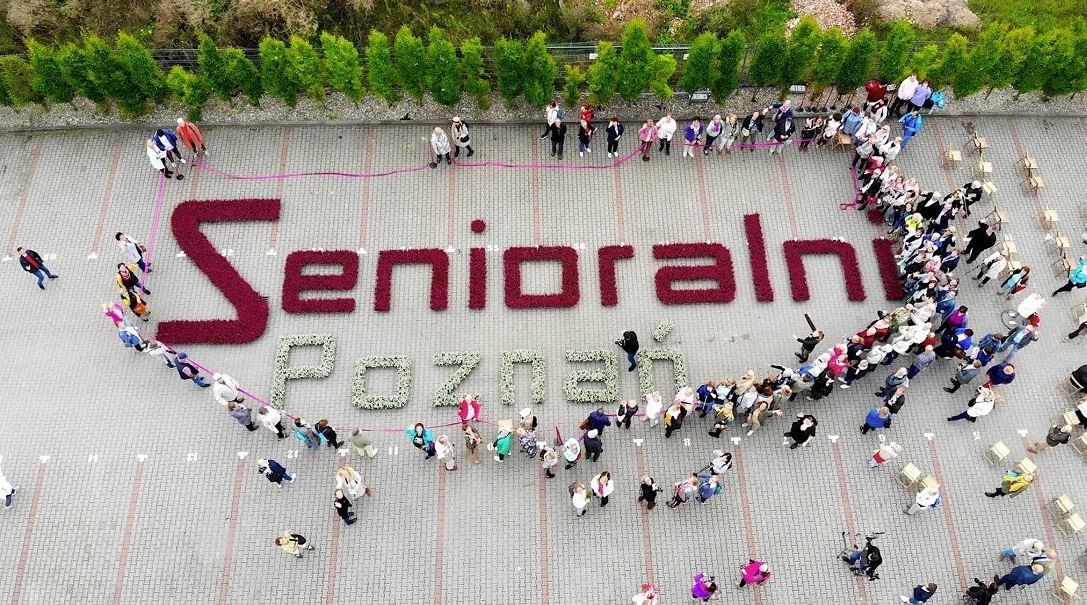 Na zdjęciu napis: senioralni Poznań oraz seniorzy - wszystko widziane z drona - grafika artykułu