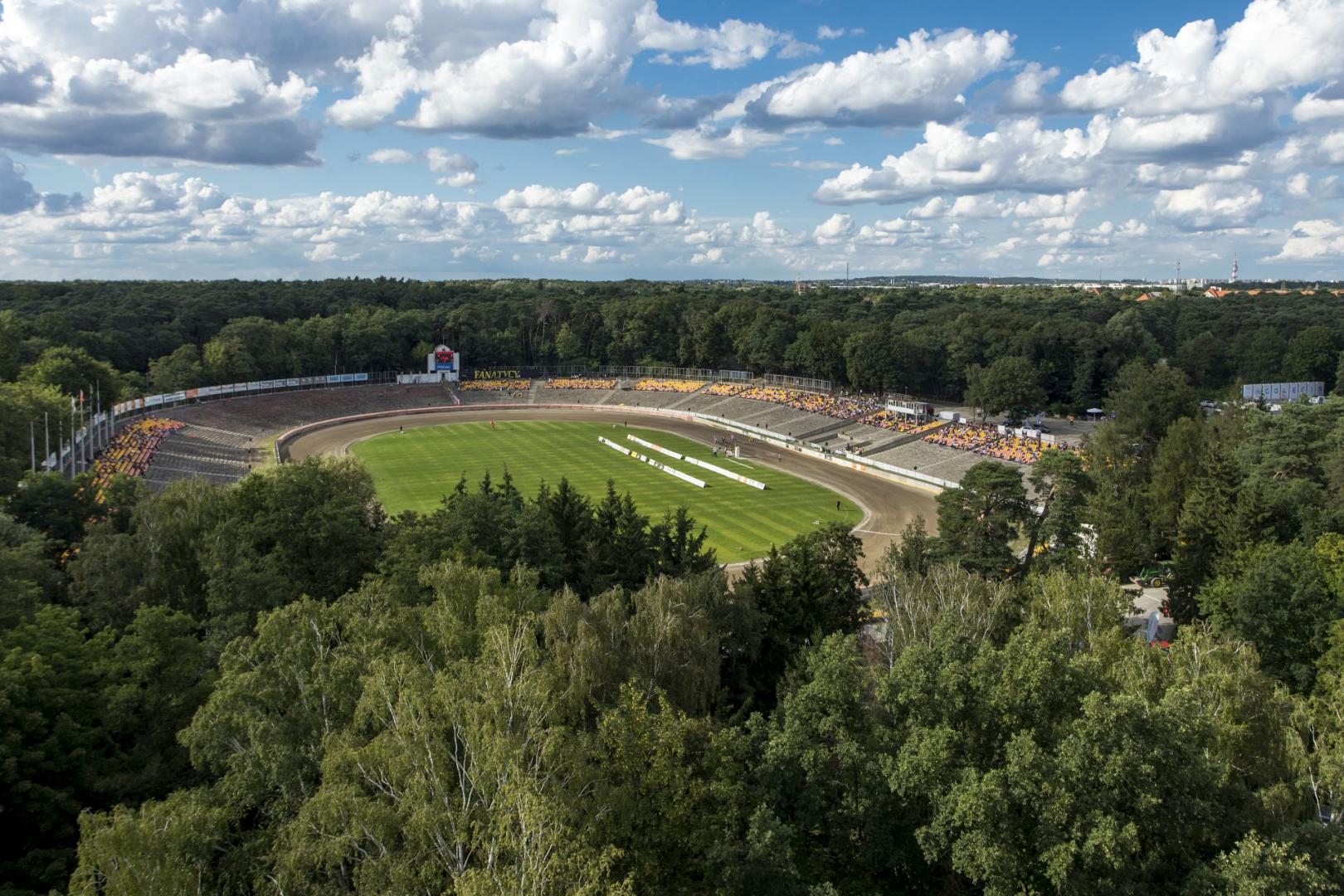 Widok z lotu ptaka na stadion żużlowy na Golęcinie - grafika artykułu