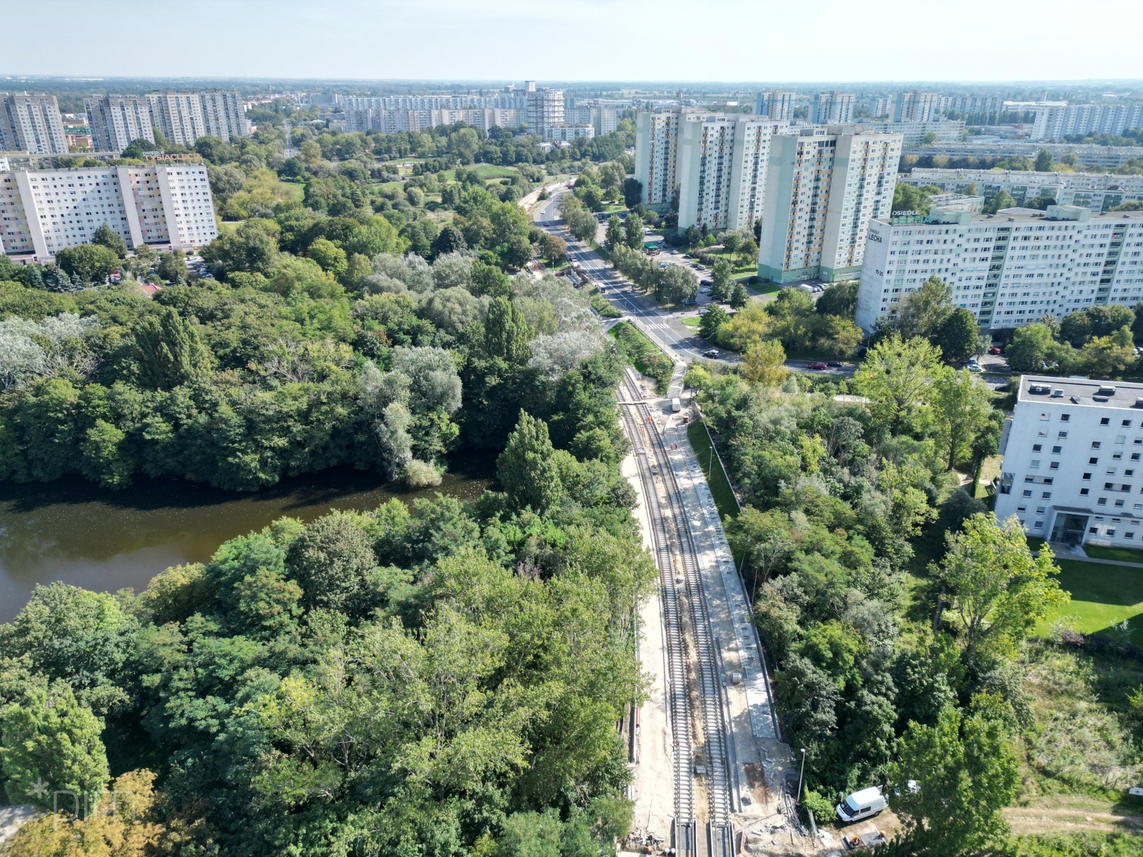 Galeria zdjęć przedstawia z lotu ptaka trasę tramwajową pokrytą zielenią. - grafika artykułu