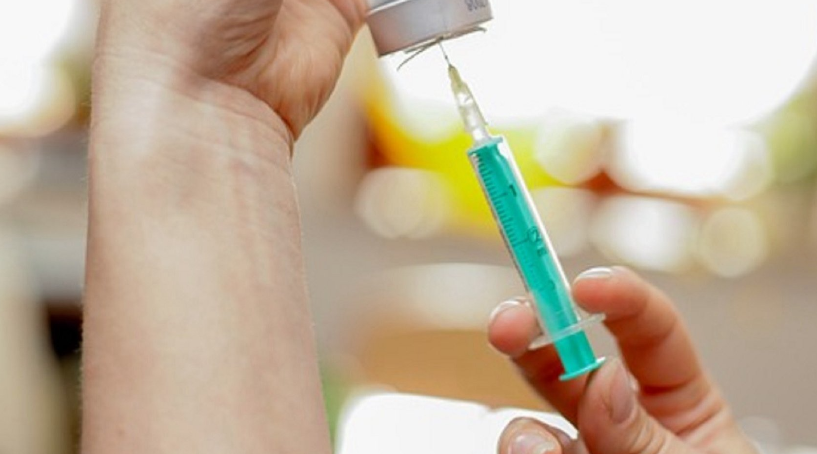 Na zdjęciu dłonie nabierające preparat do szczepionki - grafika artykułu