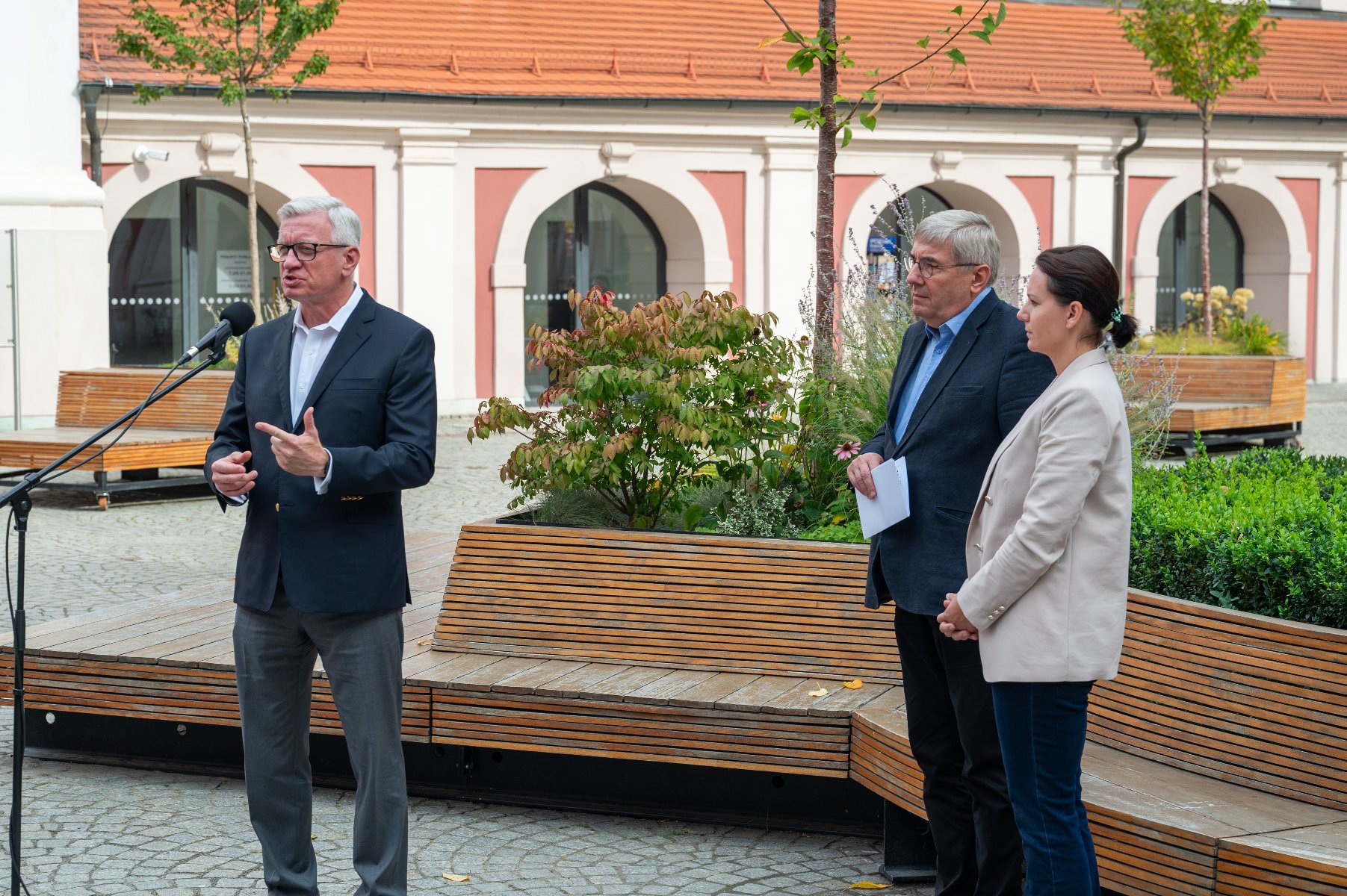 Zdjęcie z briefingu z prezydentem Jackiem Jaśkowiakiem, przewodniczącym Rady Miasta Grzegorzem oraz radną miejską, Marią Lisiecką-Pawełczak - grafika artykułu