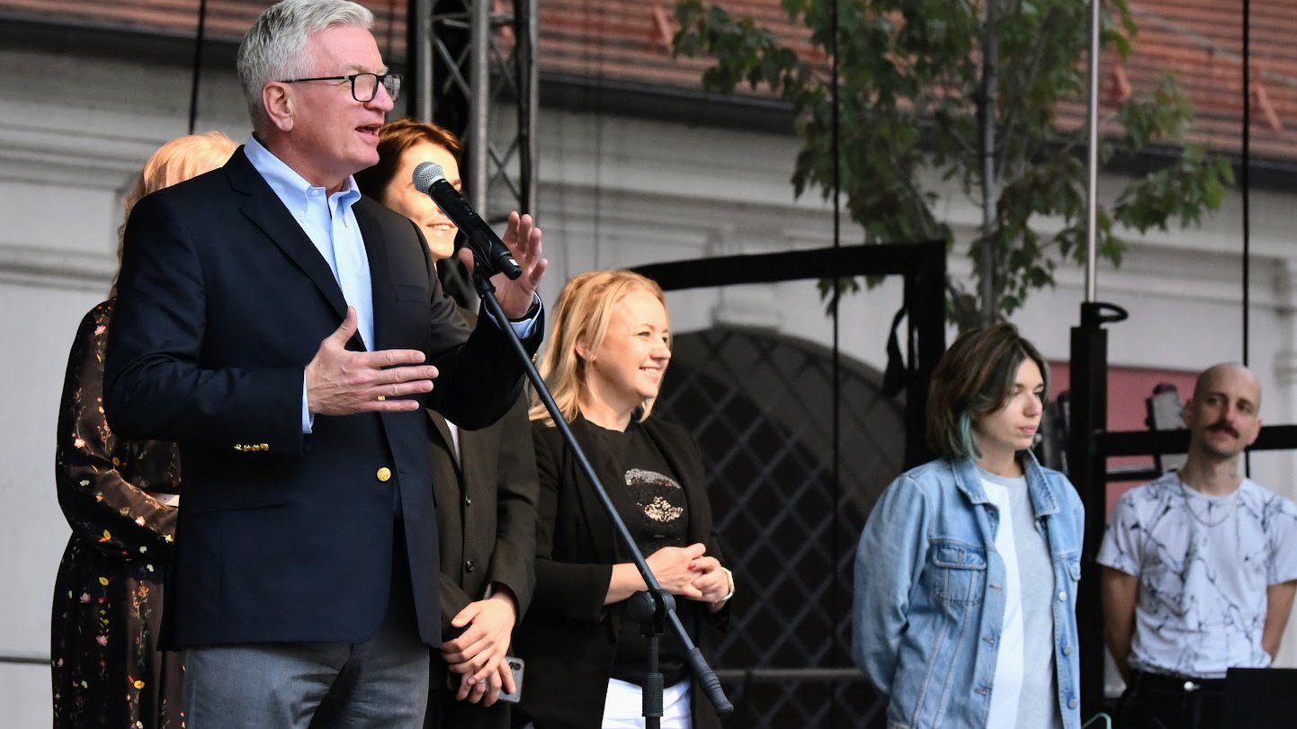 Na zdjęciu prezydent Poznania na scenie, obok niego inne osoby