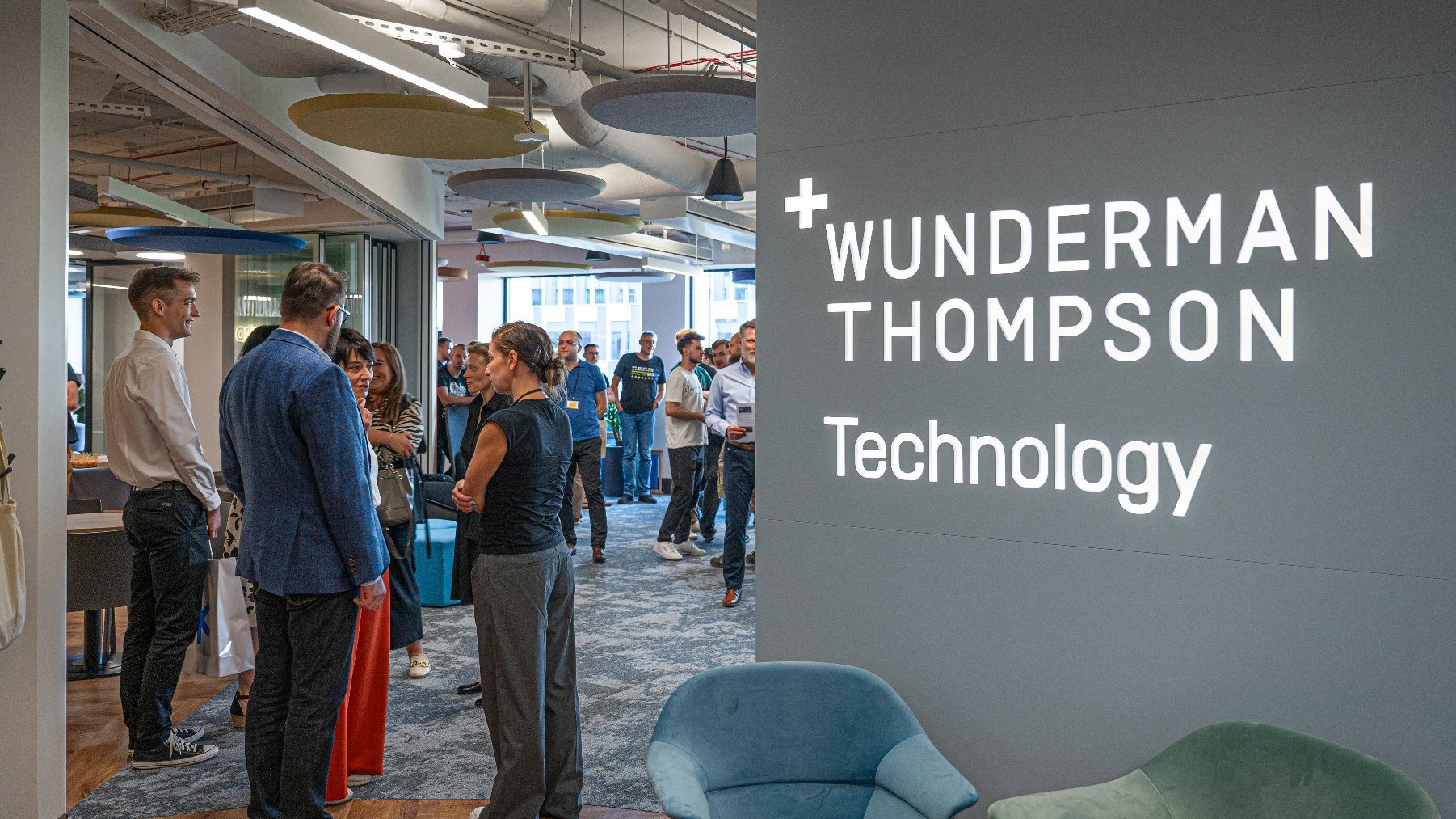 Galeria zdjęć przedstawia wydarzenie z okazji otwarcia nowego biura firmy Wunderman Thompson Technology.
