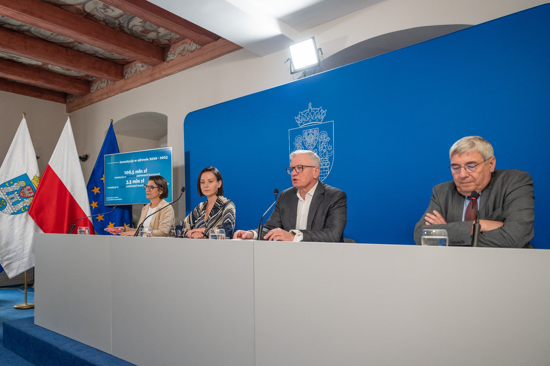 Na zdjęciu cztery osoby za stołem konferencyjnym - dwie kobiety i dwóch mężczyzn - grafika artykułu