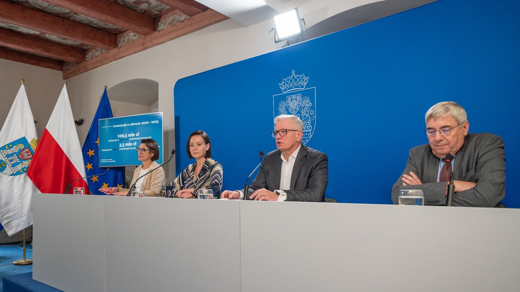 Na zdjęciu cztery osoby za stołem konferencyjnym - dwie kobiety i dwóch mężczyzn
