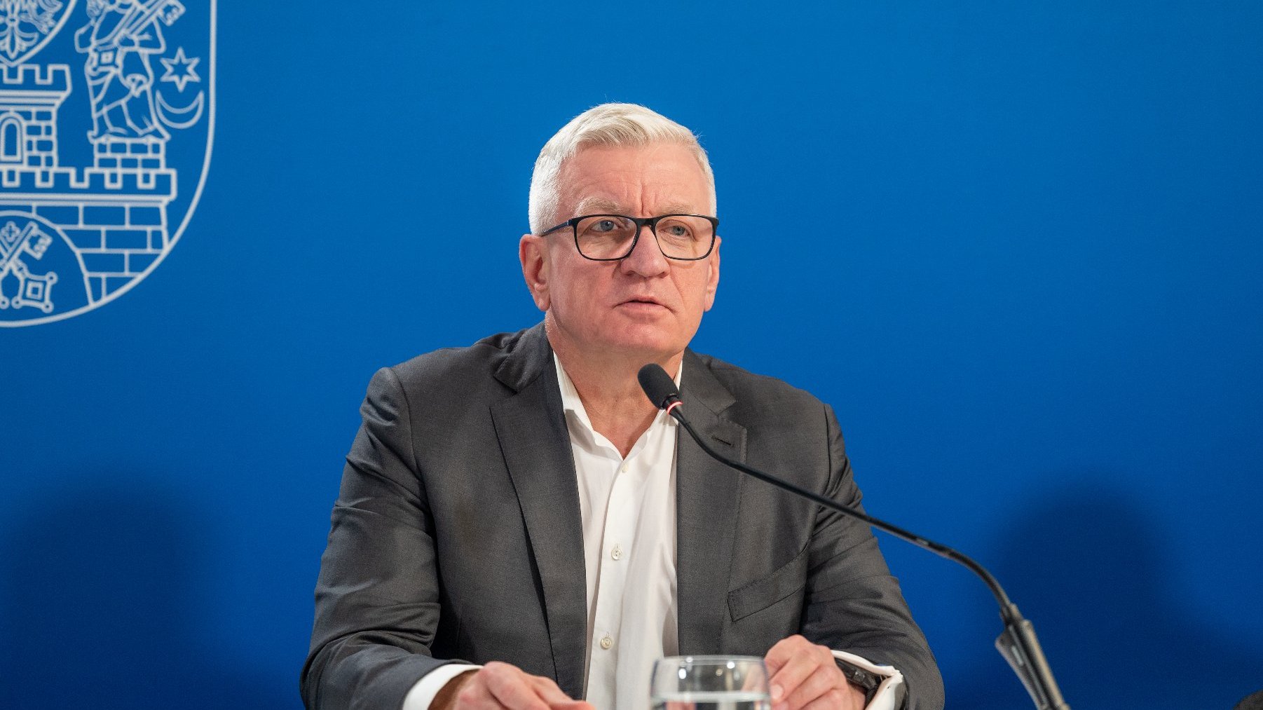 Na zdjęciu prezydent Poznania za stołem konferencyjnym