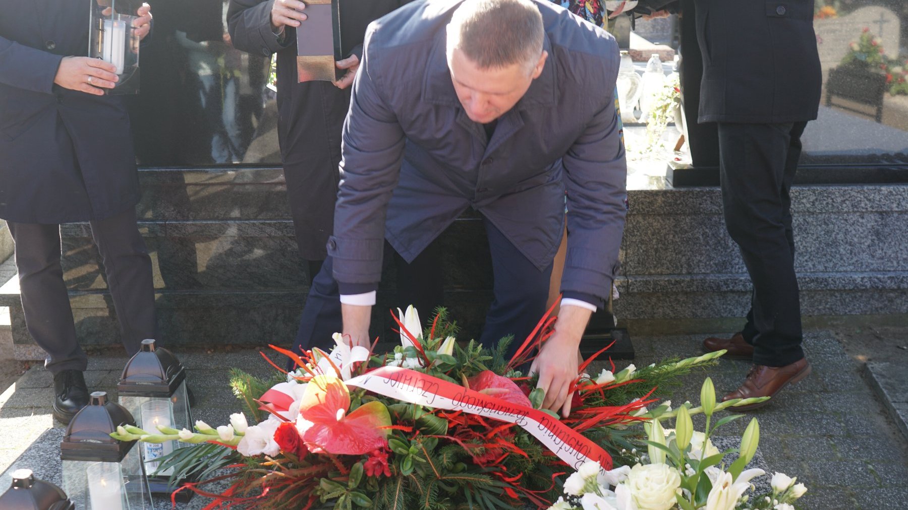 Galeria zdjęć przedstawia inaugurację akcji "Światelko dla Czerwca '56".