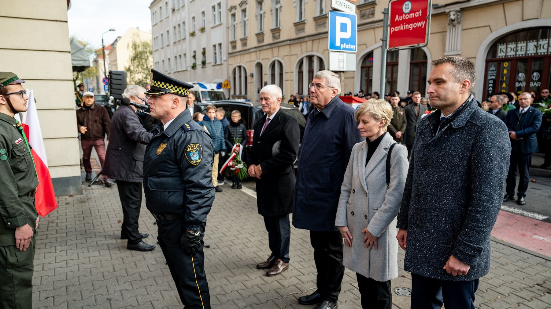 Galeria zdjęć przedstawia obchody rocznicy wybuchu Powstania Węgierskiego, podczas których złożono kwiaty pod tablicami upamiętniającymi Pétera Mansfelda i Romka Strzałkowskiego.