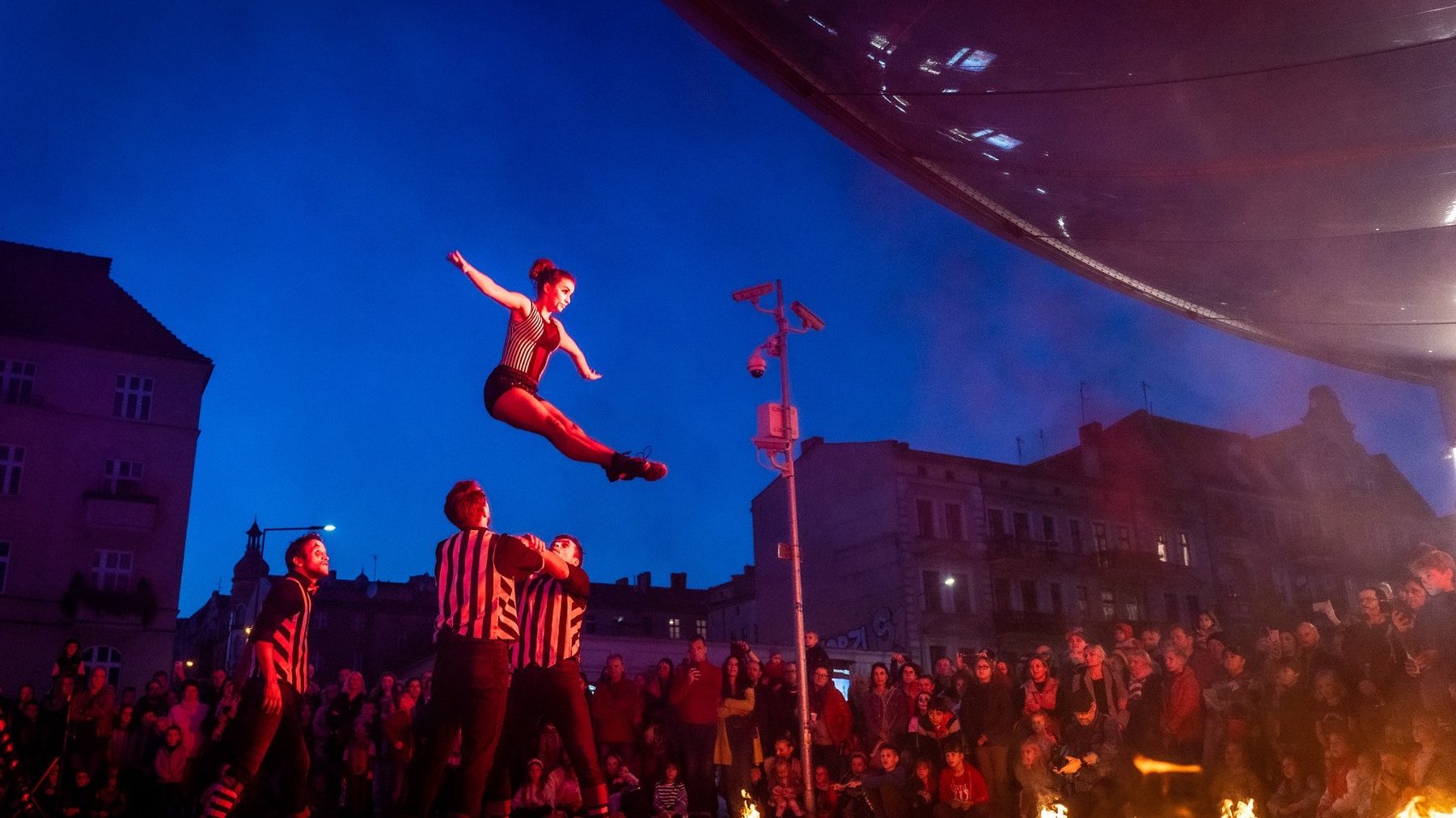 Galeria zdjęć przedstawia zeszłoroczny Dzień z duchami przeszłości na rynku Łazarskim.