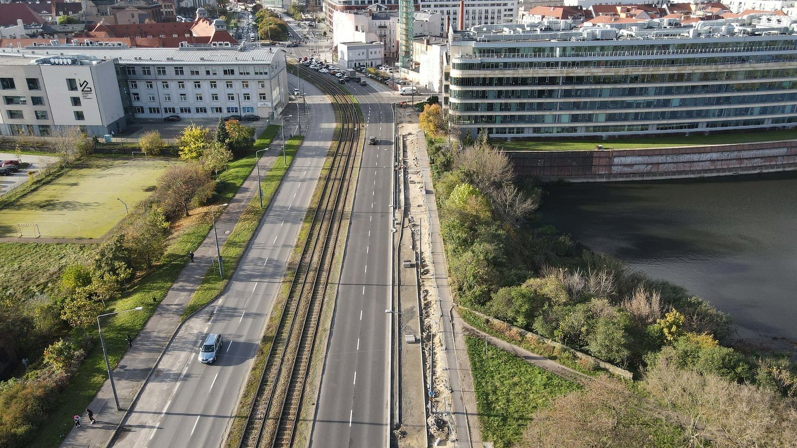 Na zdjęciu duża ulica widziana z lotu ptaka, widać budowaną drogę rowerową