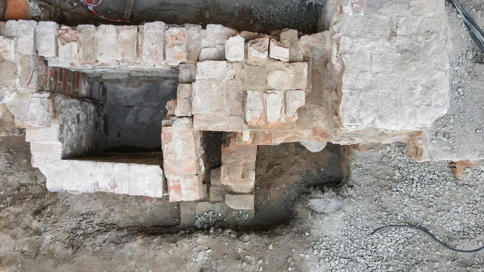 Na zdjęciu mury odsłonięte przez archeologów na ul. Jana Baptysty Quadro