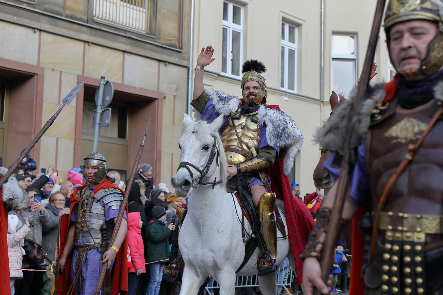 Zdjęcie przedstawia grupę rekonstrukcyjną przebraną na rzymskich legionistów. - grafika artykułu