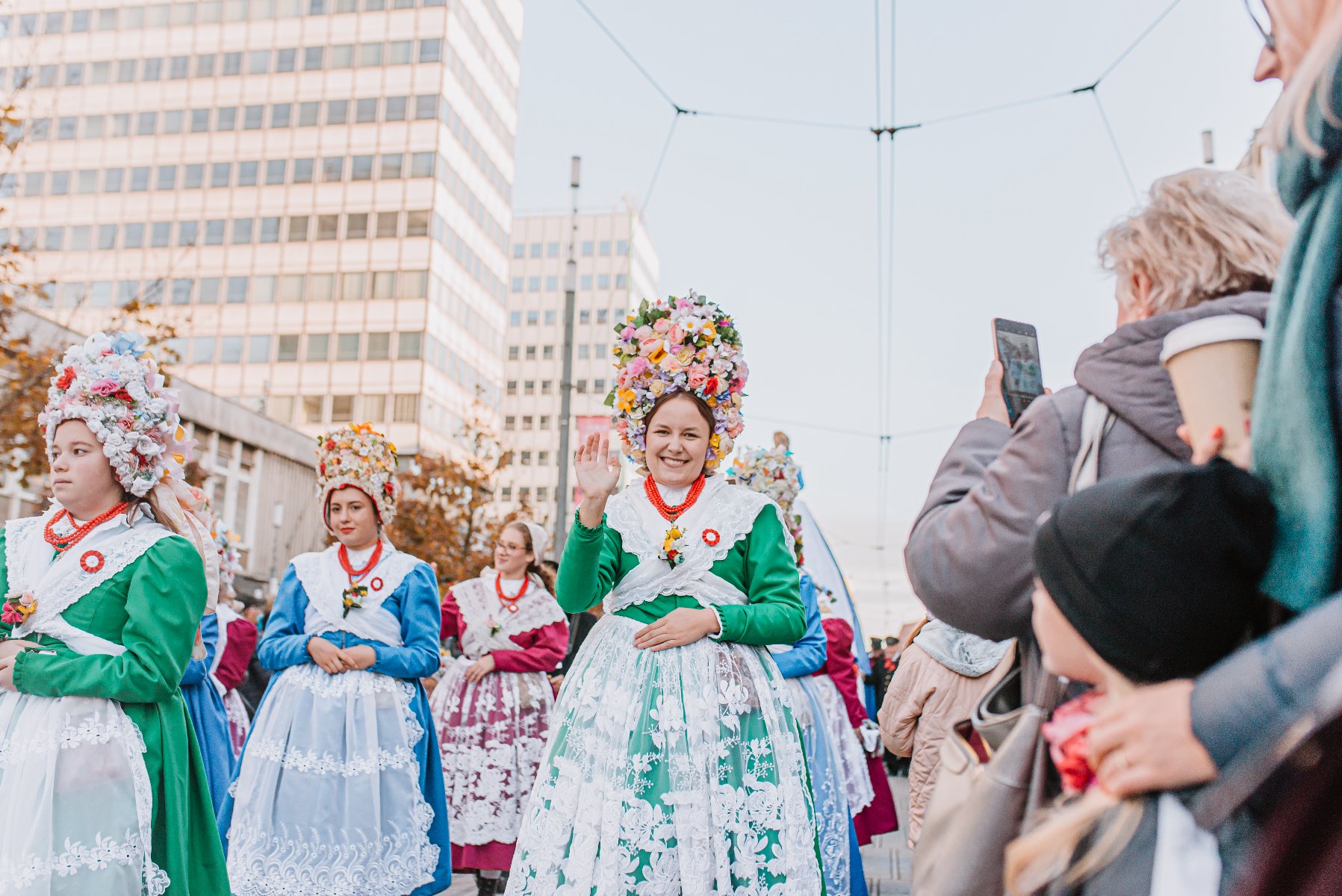 Galeria zdjęć przedstawia fotorelację z obchodów Imienin Ulicy Święty Marcin i Narodowego Święta Niepodległości. - grafika artykułu