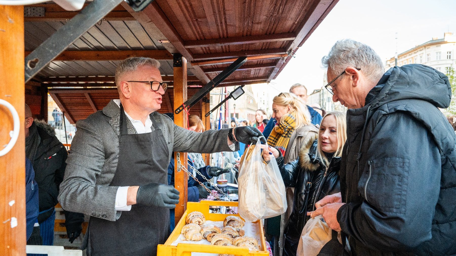 Na zdjęciu prezydent Poznania rozdający rogale