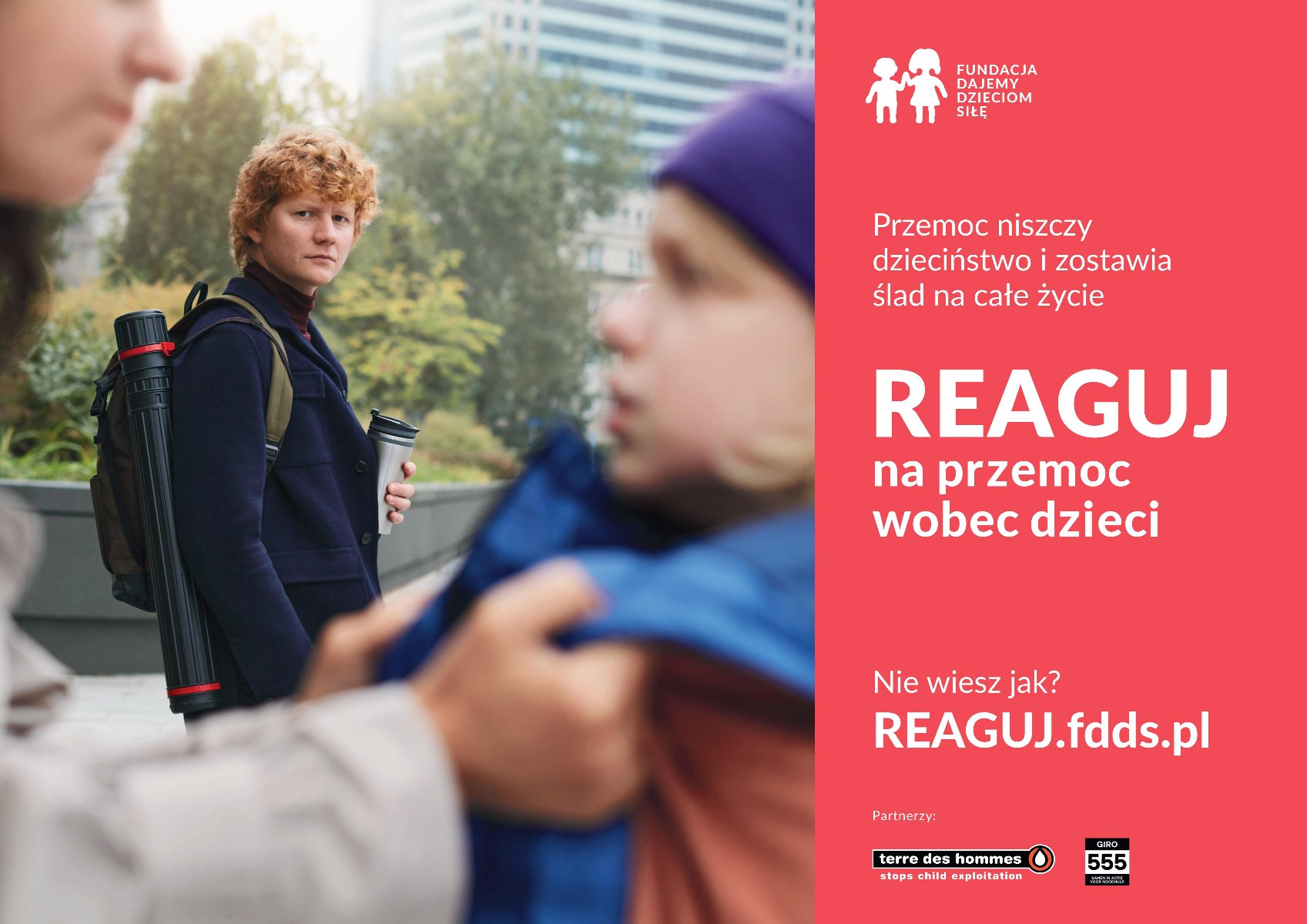 Plakat: zdjęcie krzywdzonego dziecka, obok najważniejsze informacje o tym, jak reagować - grafika artykułu