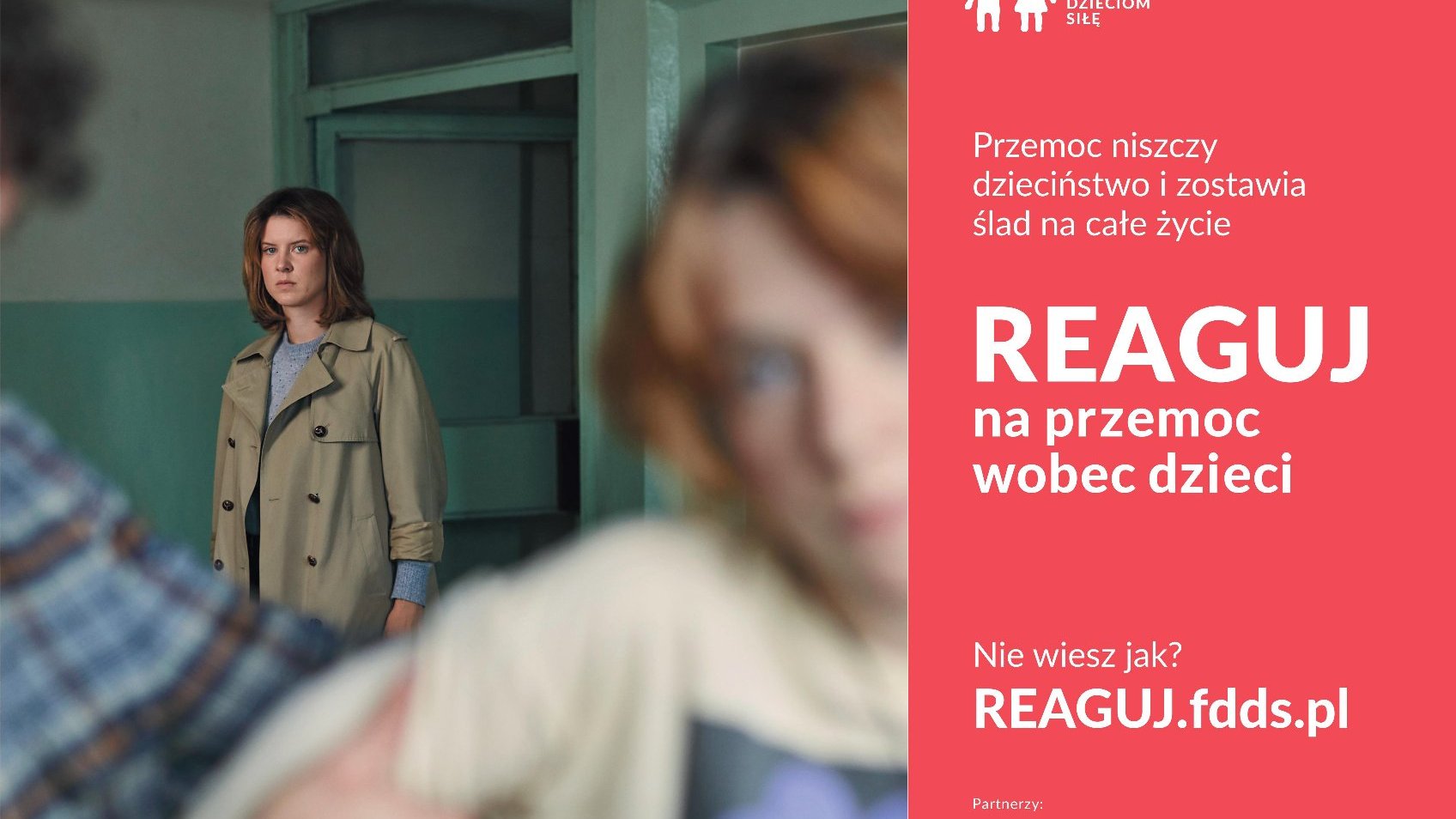 Plakat: zdjęcie krzywdzonej nastolatki, obok najważniejsze informacje o tym, jak reagować