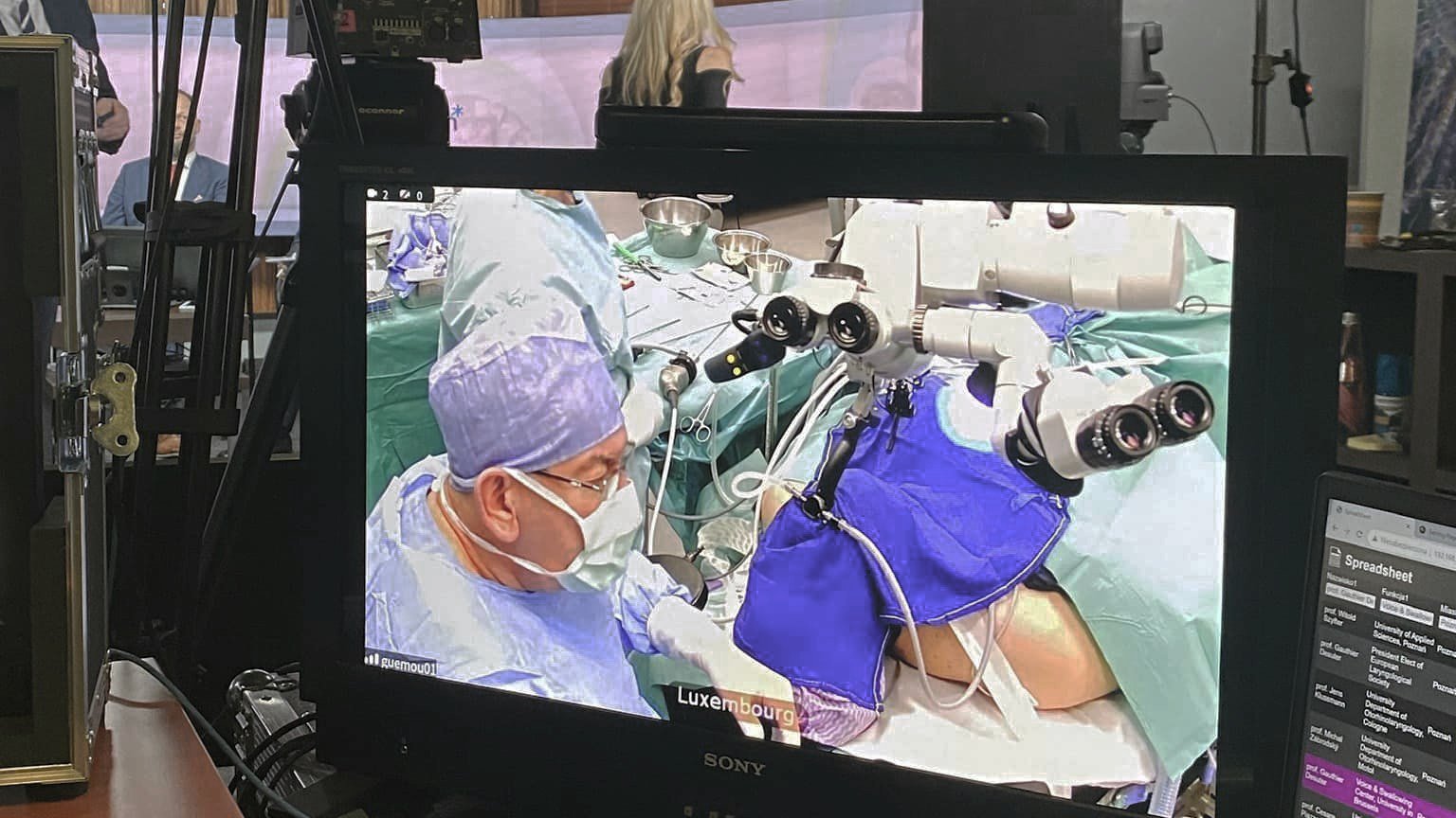 Na zdjęciu ekran, na nim widać lekarza przeprowadzającego operację